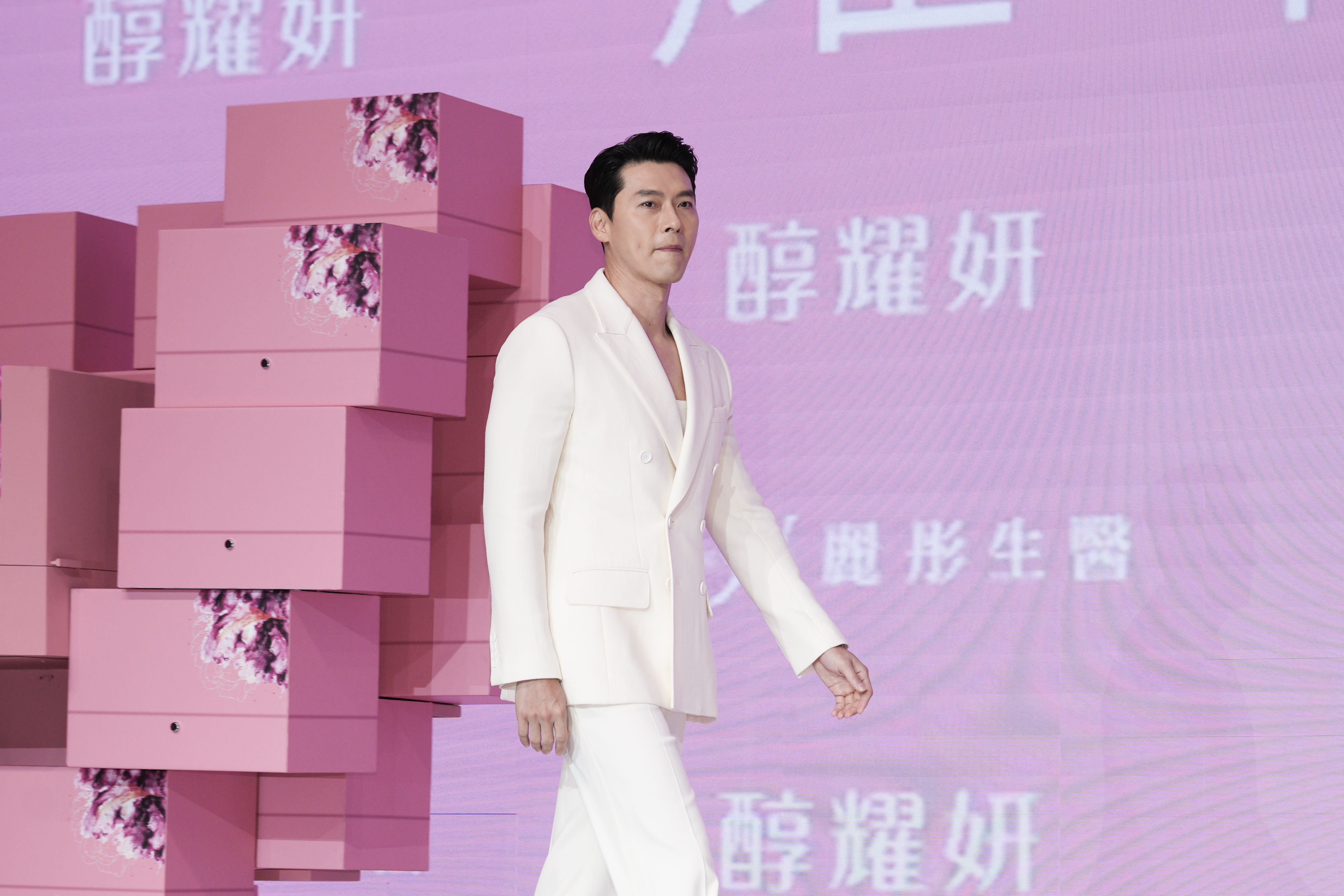 身著全白西裝宛如白馬王子走入現實，仔細一看，玄彬竟還穿了內搭，真是太見外了。