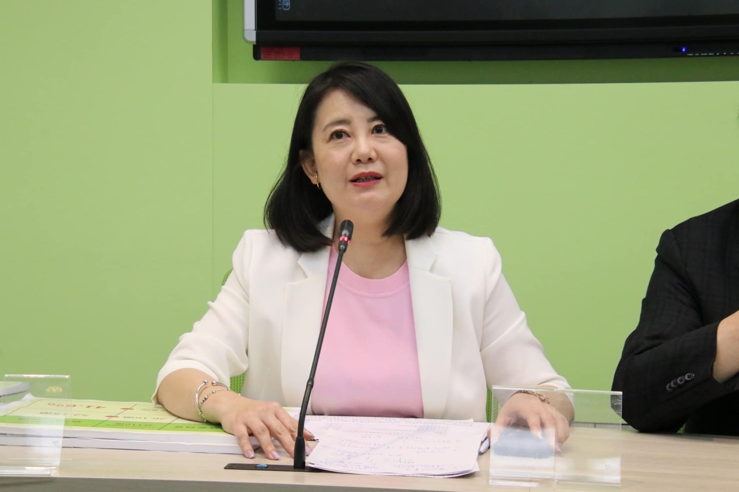 民進黨立委吳思瑤表示,昨日國民黨立委翁曉玲在議會期間對她人身攻擊。(翻攝吳思瑤臉書)