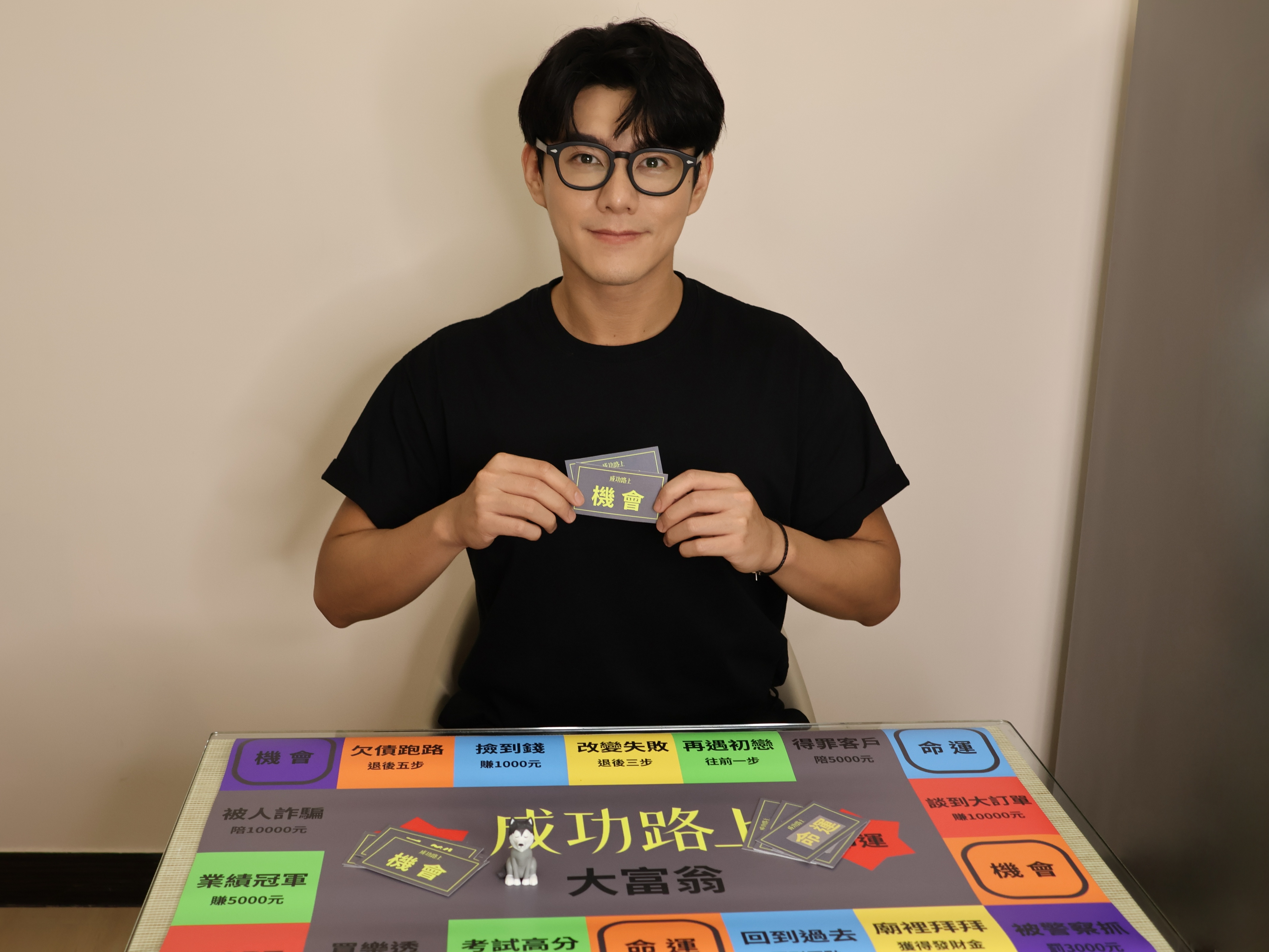 李程彬於直播中宣傳新劇《成功路上》。（東旭九翔娛樂提供）