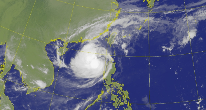 颱風「鳳凰」來勢洶洶，共伴效應率先影響台灣。（翻攝自中央氣象署官網）