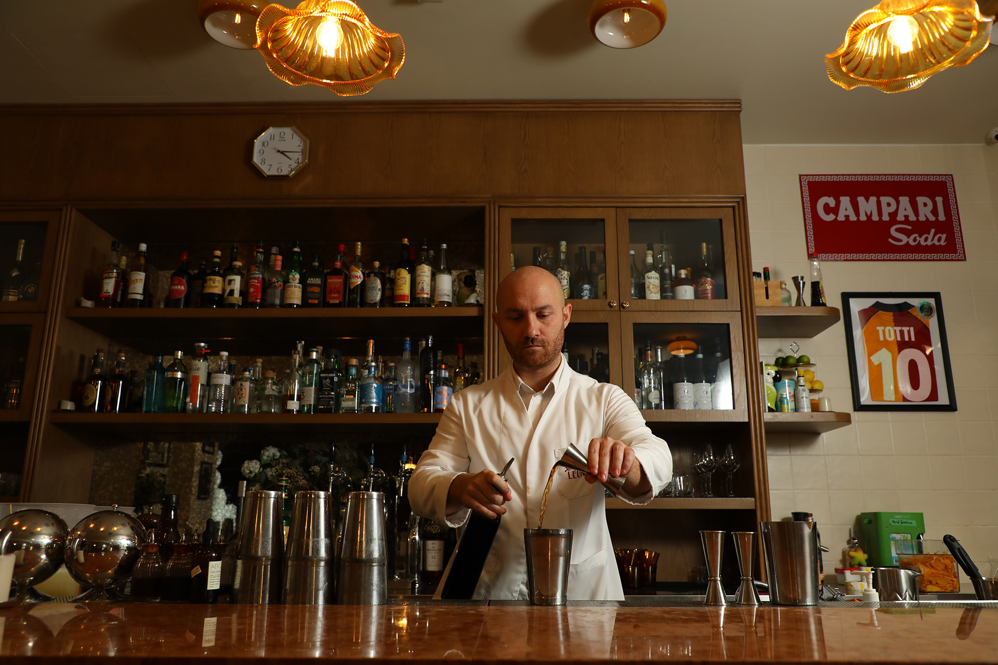 來自義大利、主張「低干預」調酒的Lorenzo Antinori，在香港打造有羅馬小社區風情的「Bar Leone」一炮而紅，2025年榮膺世界50最佳酒吧第一名。