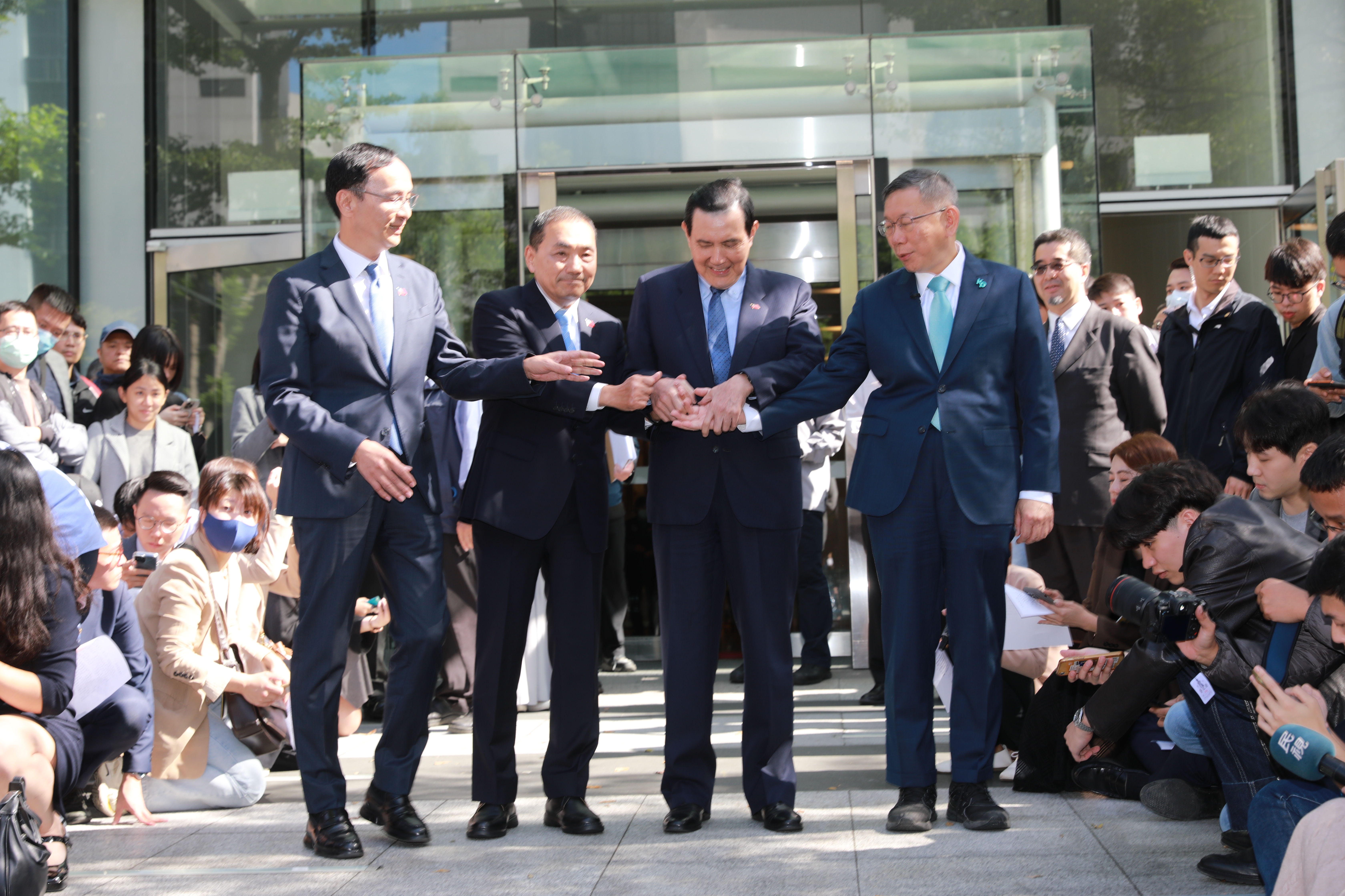 在前總統馬英九見證下，國民黨主席朱立倫、民眾黨總統參選人柯文哲、國民黨總統參選人侯友宜同意以「民調記點制」決定一組在野最強組合。