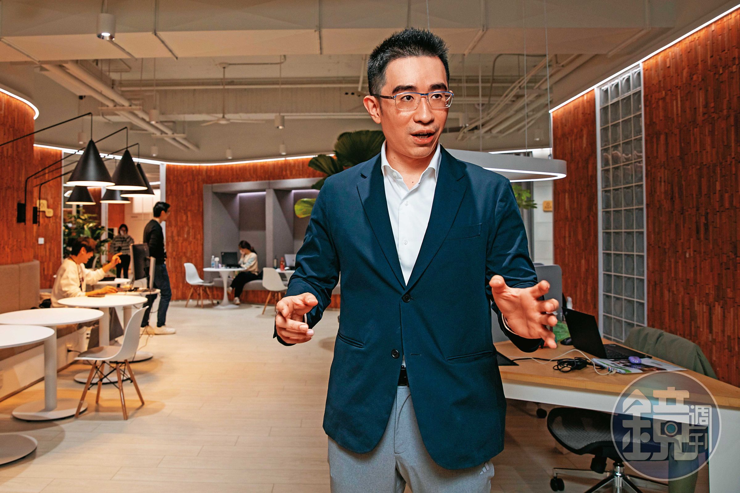 信義房屋董事長周耕宇接受本刊專訪，暢談如何運用科技助攻房仲業。