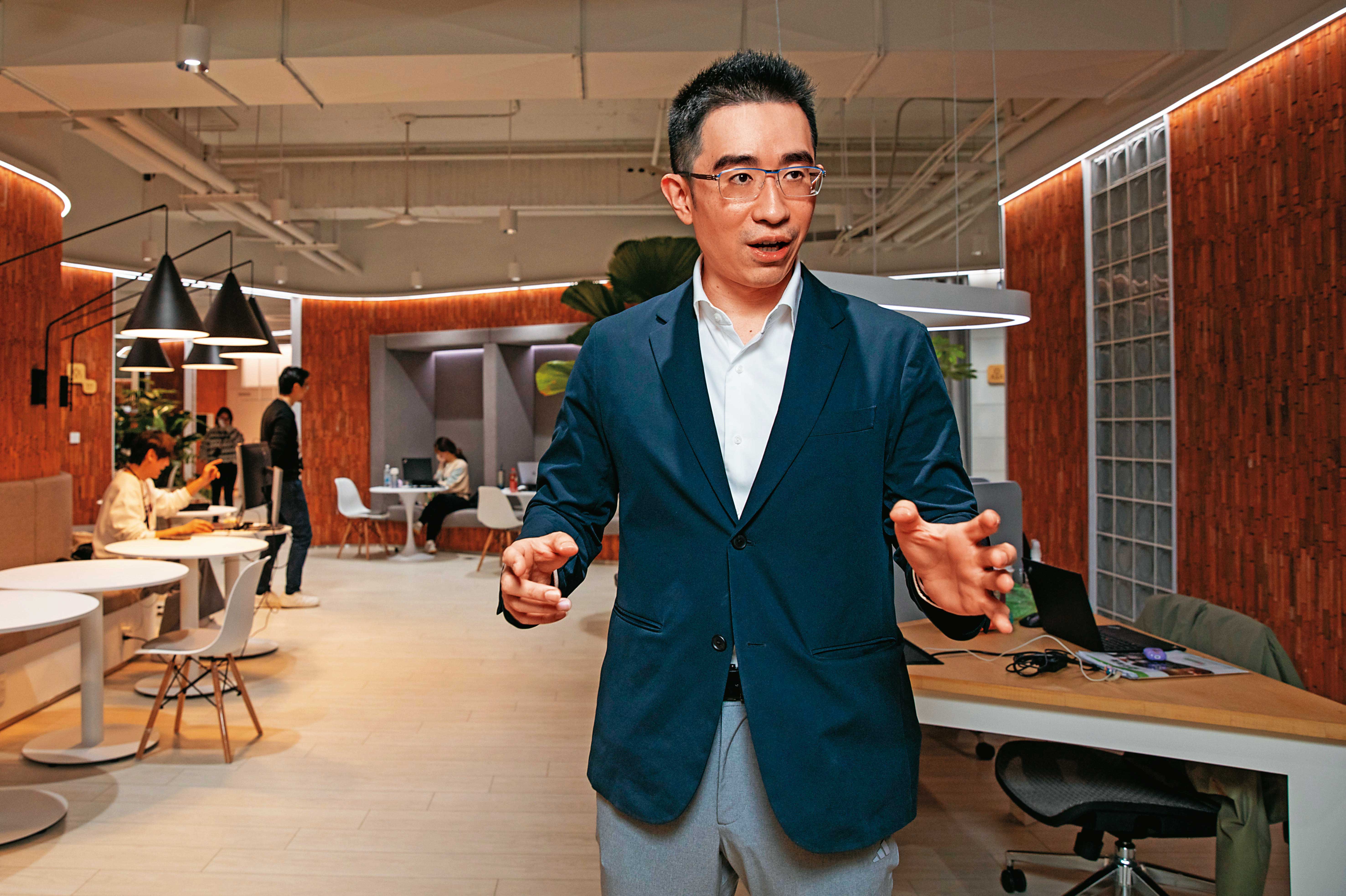 信義房屋董事長周耕宇接受本刊專訪，暢談如何運用科技助攻房仲業。