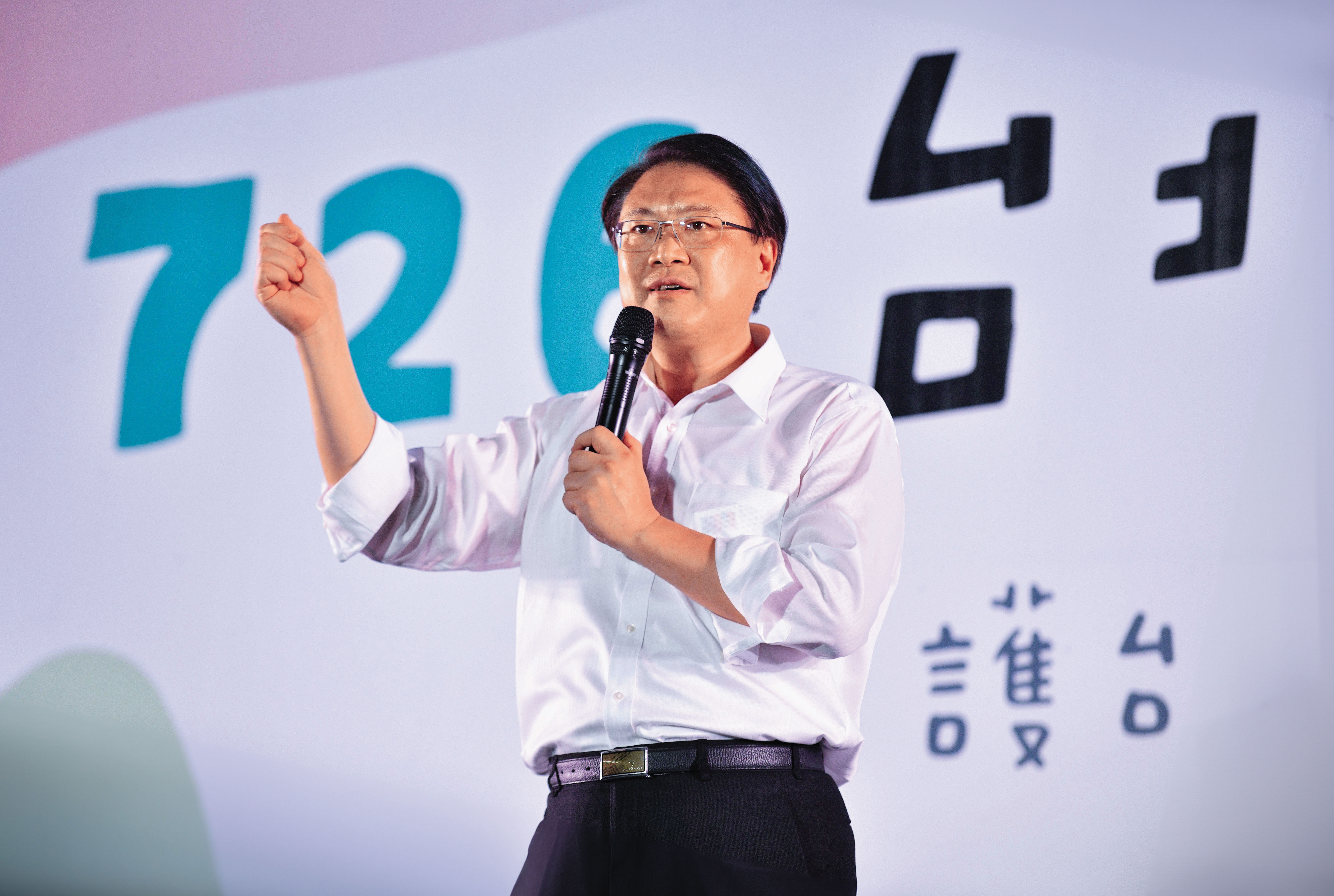 前基隆市長、民進黨祕書長林右昌在臉書痛罵黃國昌。（鏡報李智為）