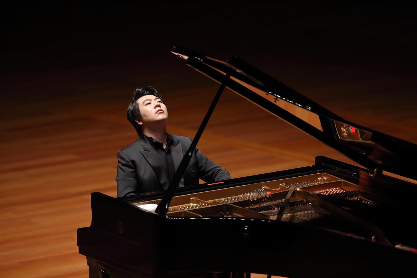 鋼琴家郎朗年底將訪台詮釋佛瑞、舒曼和蕭邦經典曲目。（牛耳藝術提供）