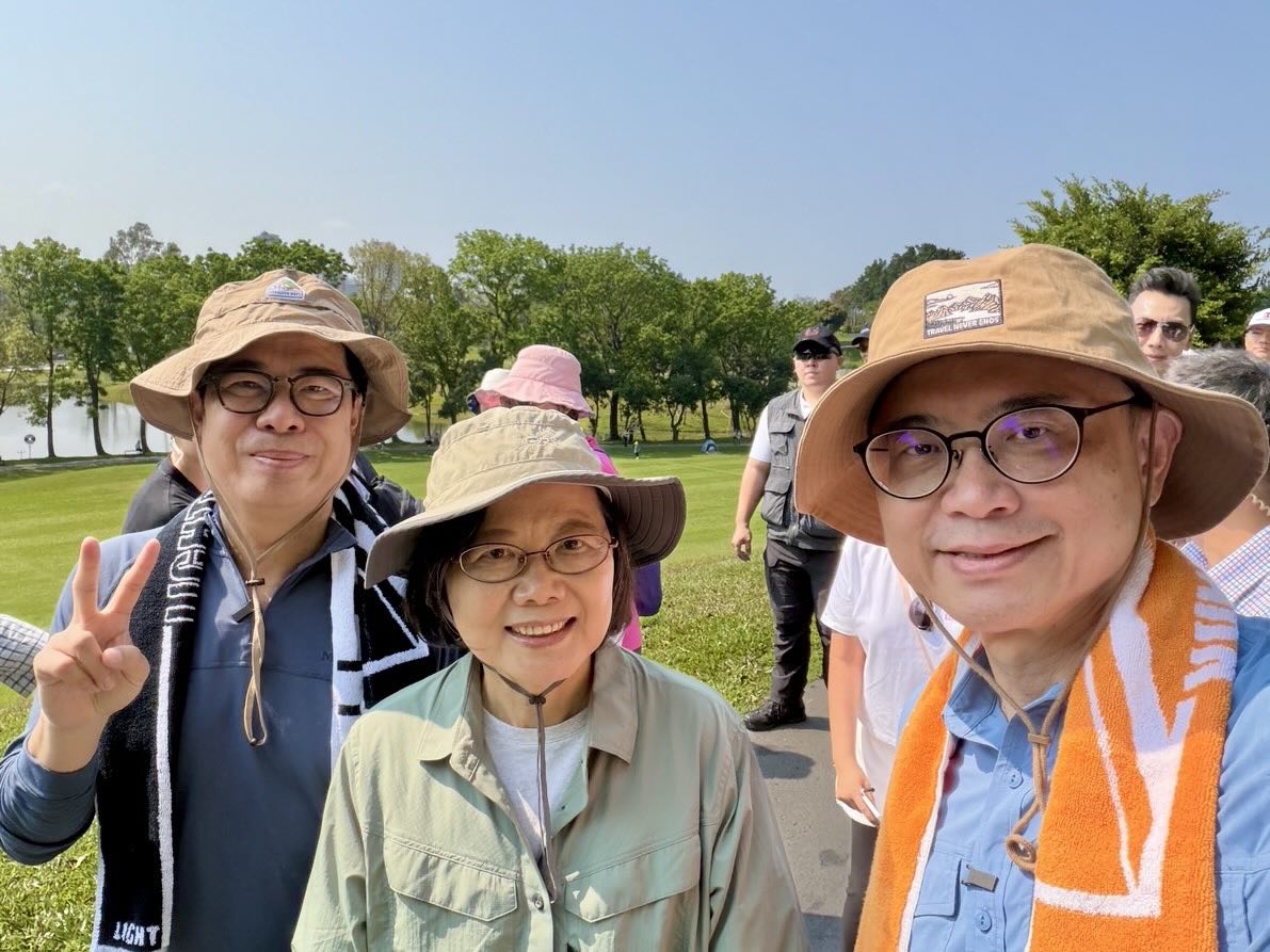 蔡英文南下高雄爬山，與陳其邁、賴瑞隆合體。（翻攝賴瑞隆Threads）