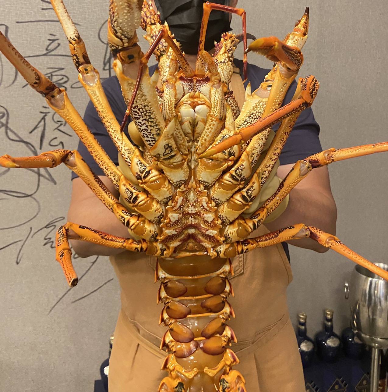 伍老闆經常阿莎力為客人加碼,例如把水姑娘換成七彩龍蝦。(伍偉龍提供)