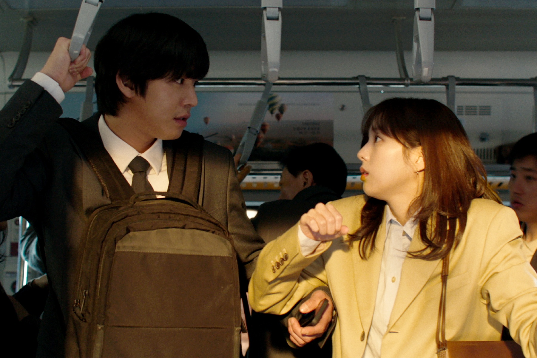 安孝燮（左）和蔡秀彬（右）飾演金獨子與劉尚雅。 （采昌國際多媒體提供）