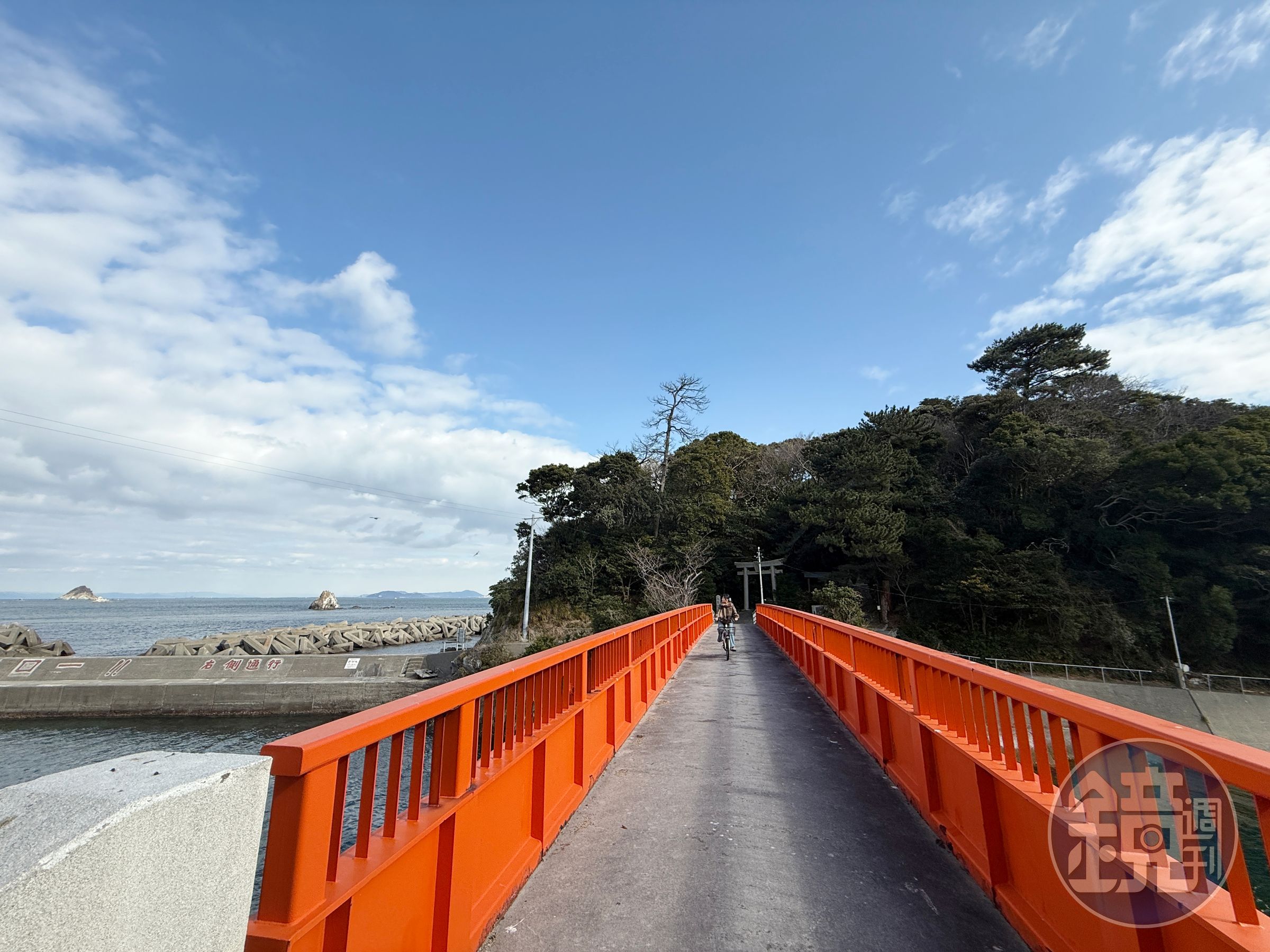 「八幡橋」連接八幡神社所在小島與本島岸邊的紅色小橋，是通往神社的唯一道路。