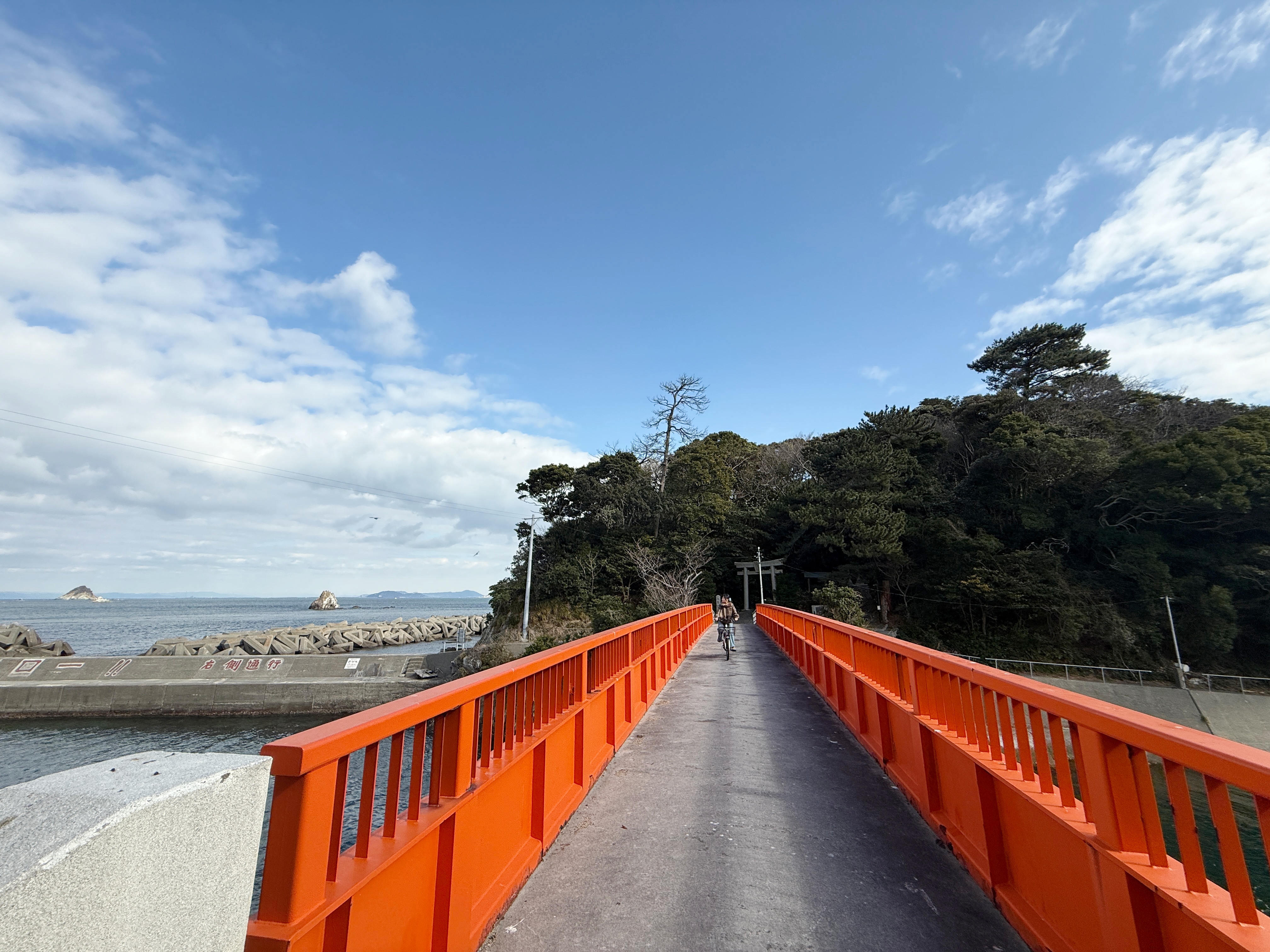 「八幡橋」連接八幡神社所在小島與本島岸邊的紅色小橋，是通往神社的唯一道路。