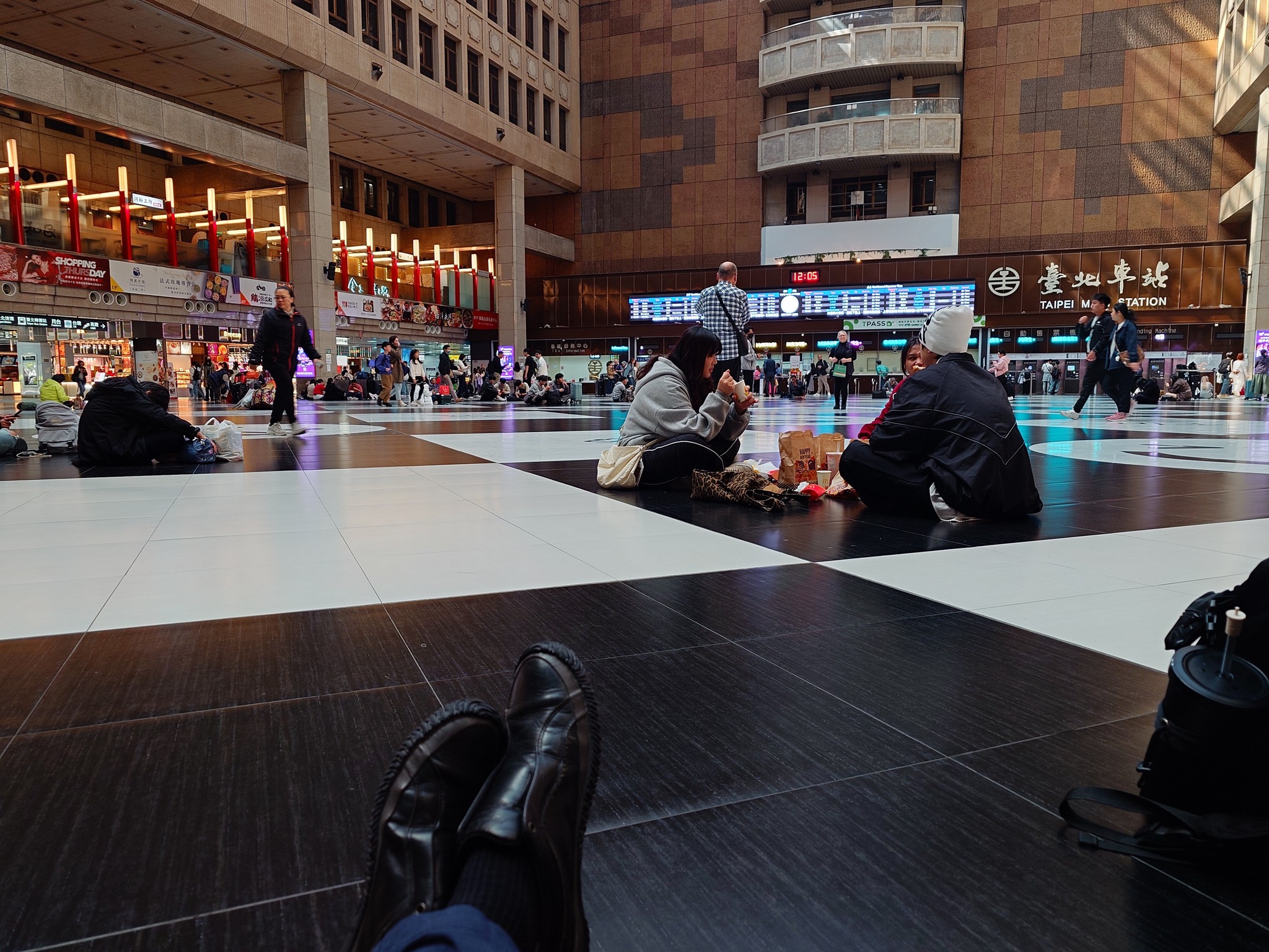 鄭運鵬日前在社群平台分享自己坐在台北車站大廳的第一視角畫面，意外引發網友熱烈討論。（翻攝自臉書/鄭運鵬）