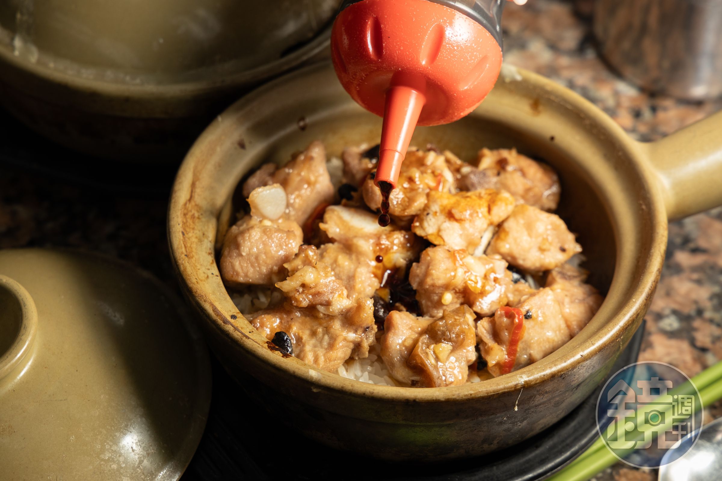 「豉汁排骨飯」淋上醬油香氣四溢，調味過的豉汁不死鹹，可依個人口味斟酌多寡。（港幣85元／份，NT$349；飯焦加價港幣10元，NT$41）