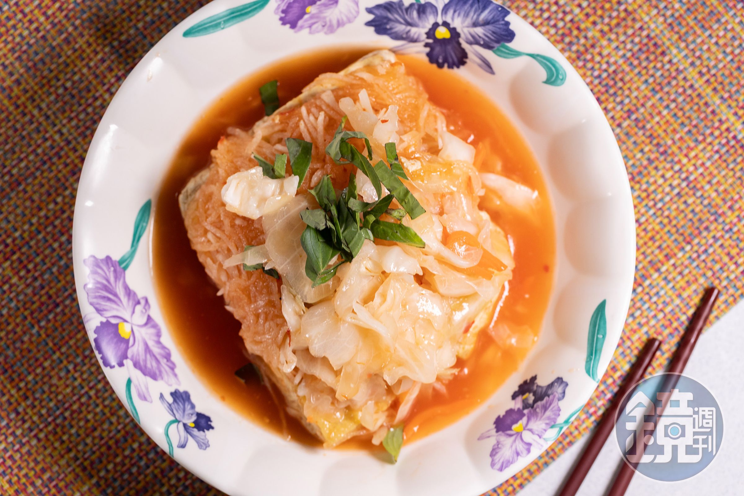 「涼拌臭豆腐」共有3種口味,只做涼拌的檸香酸辣口味,淋上類似泰國青木瓜絲的酸甜醬汁,能吃到臭豆腐原始的紮實口感。(100元/份)
