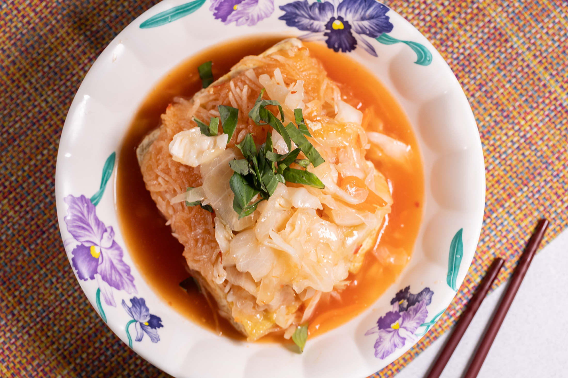 「涼拌臭豆腐」共有3種口味，只做涼拌的檸香酸辣口味，淋上類似泰國青木瓜絲的酸甜醬汁，能吃到臭豆腐原始的紮實口感。（100元／份）