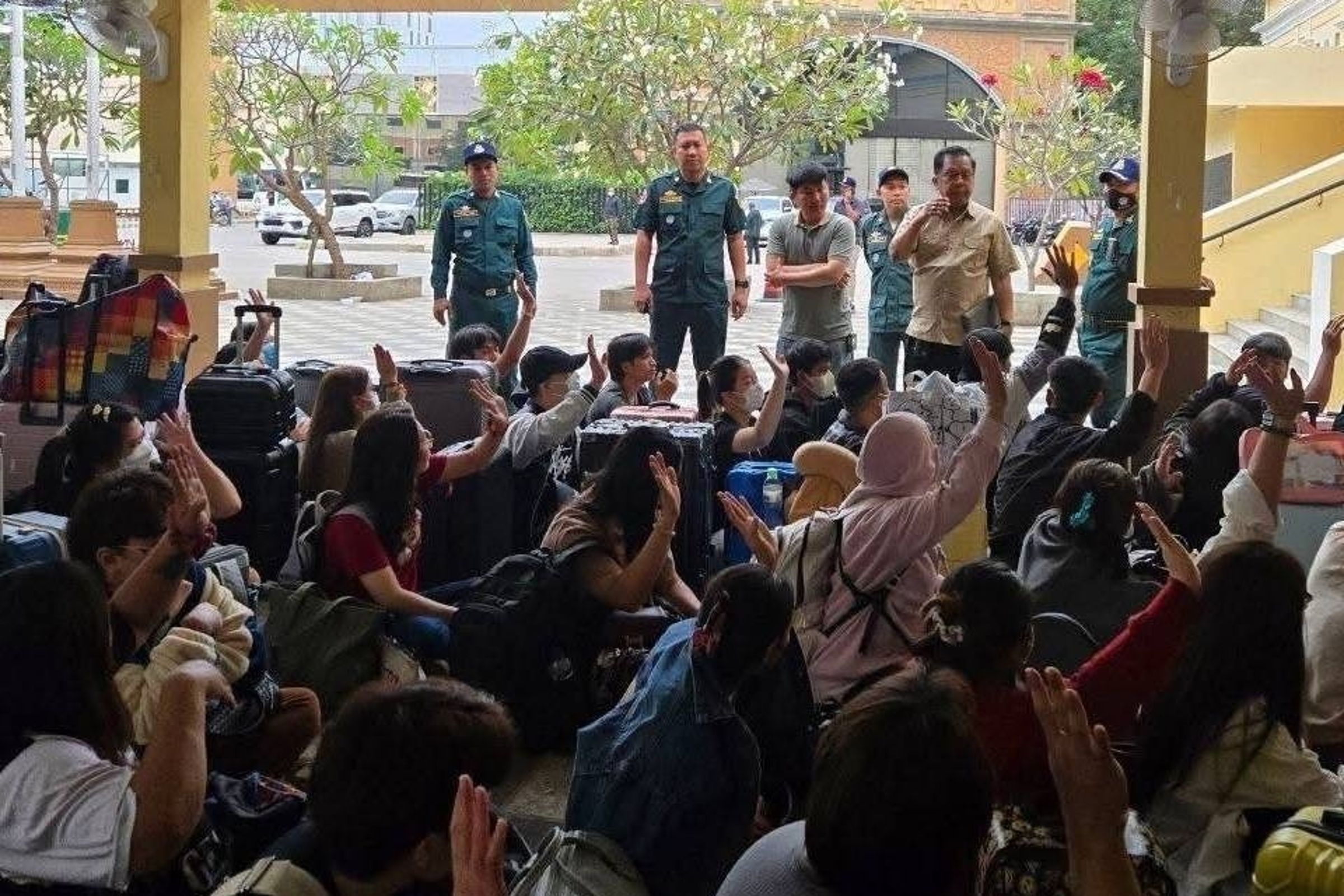 泰國與柬埔寨邊境局勢持續高度緊繃，至少3,000名泰國公民至今仍遭滯留。（翻攝自@ThaiEnquirer X）