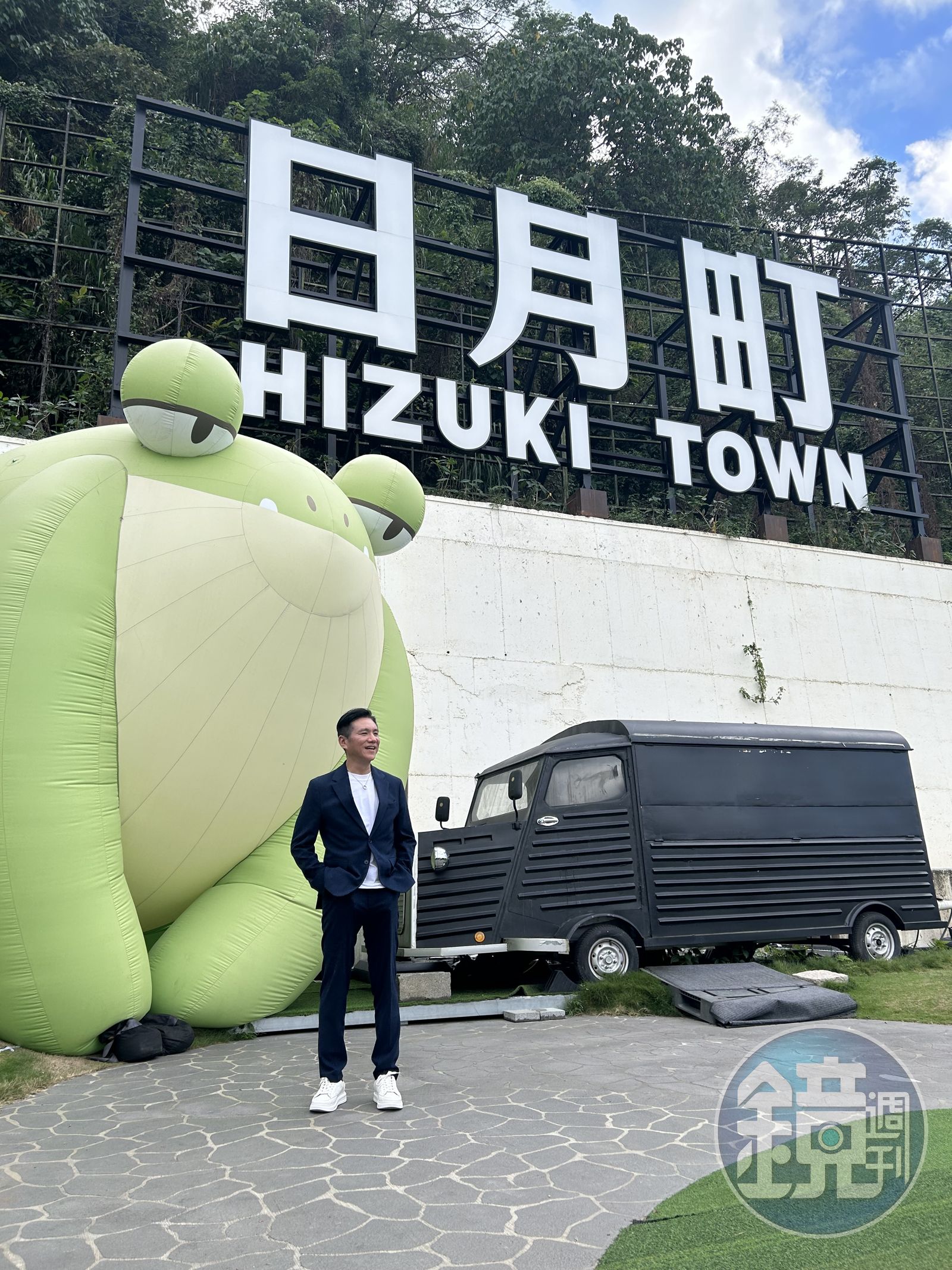 胡智鈞花3年時間將飯店轉型成功,再接手商場營運重任。他身旁的青蛙「浮拉格」是專屬吉祥物,象徵現代人往郊區追求平靜。