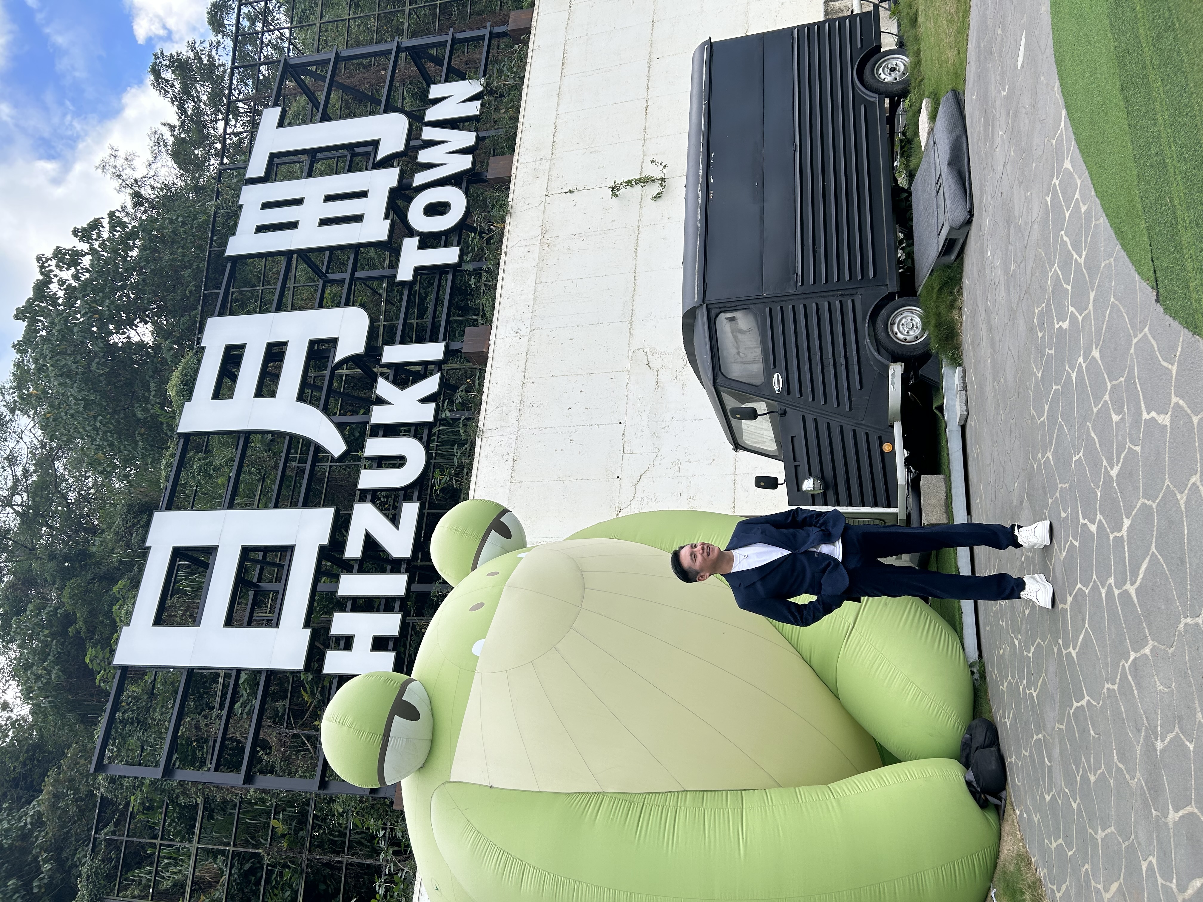 胡智鈞花3年時間將飯店轉型成功,再接手商場營運重任。他身旁的青蛙「浮拉格」是專屬吉祥物,象徵現代人往郊區追求平靜。