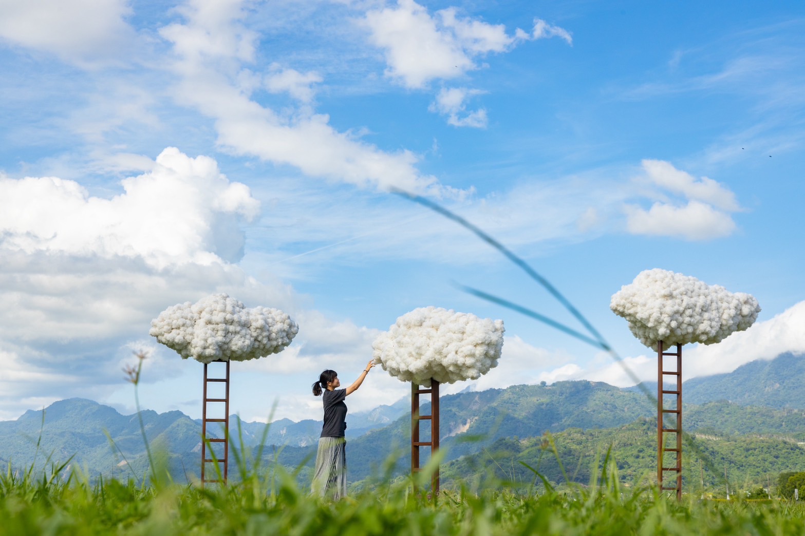 「縱谷大地藝術季－漂鳥197」邀請各國藝術家將花東美景作為畫布，創作出風格各異的特色作品。