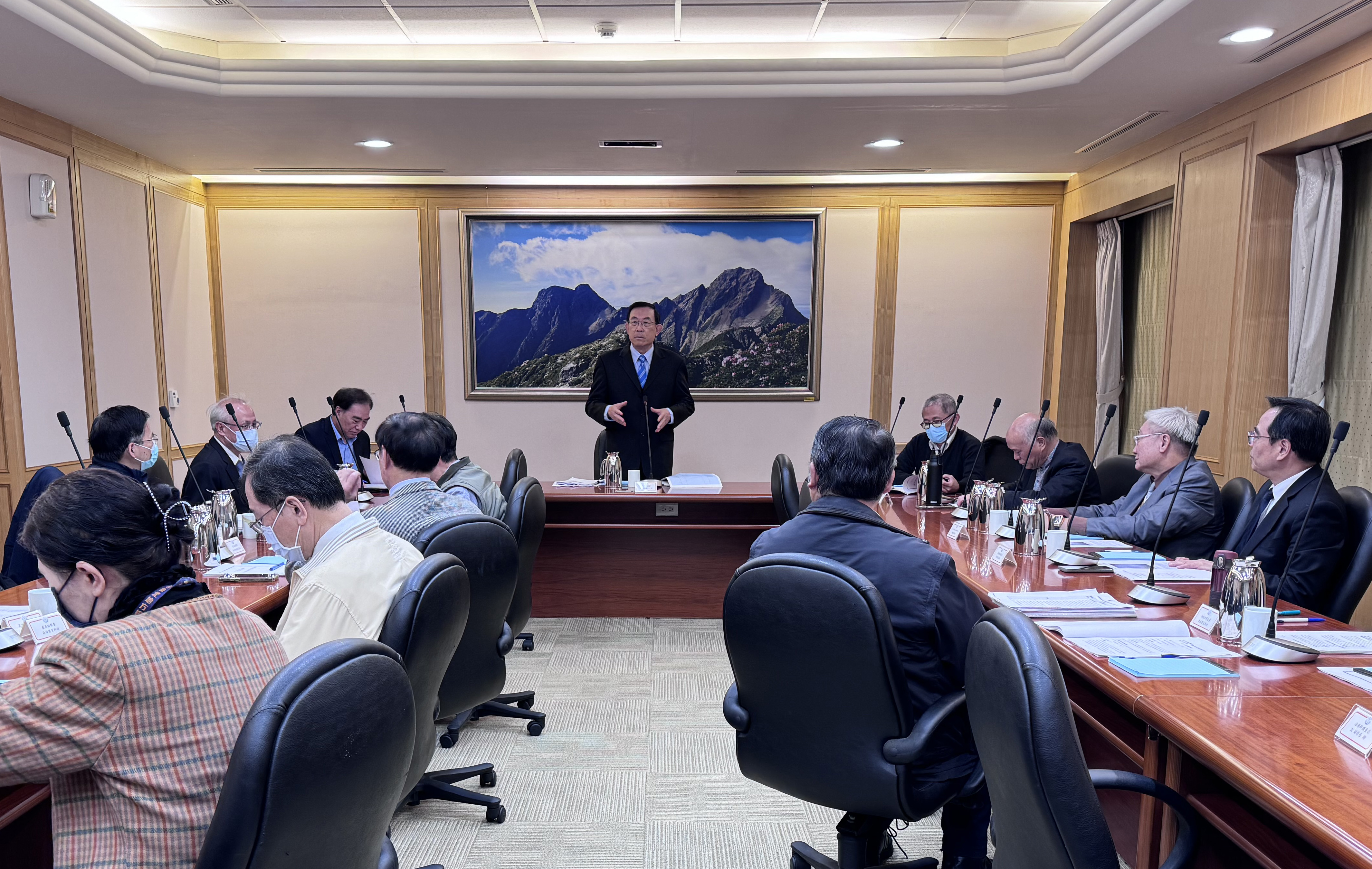 最高檢察署召開選風總檢討，持續強化偵辦團隊能量，檢察總長邢泰釗更下令檢察官在今天選前最後一日，全面進駐轄區各地警分局，徹底打擊不法。（最高檢提供）