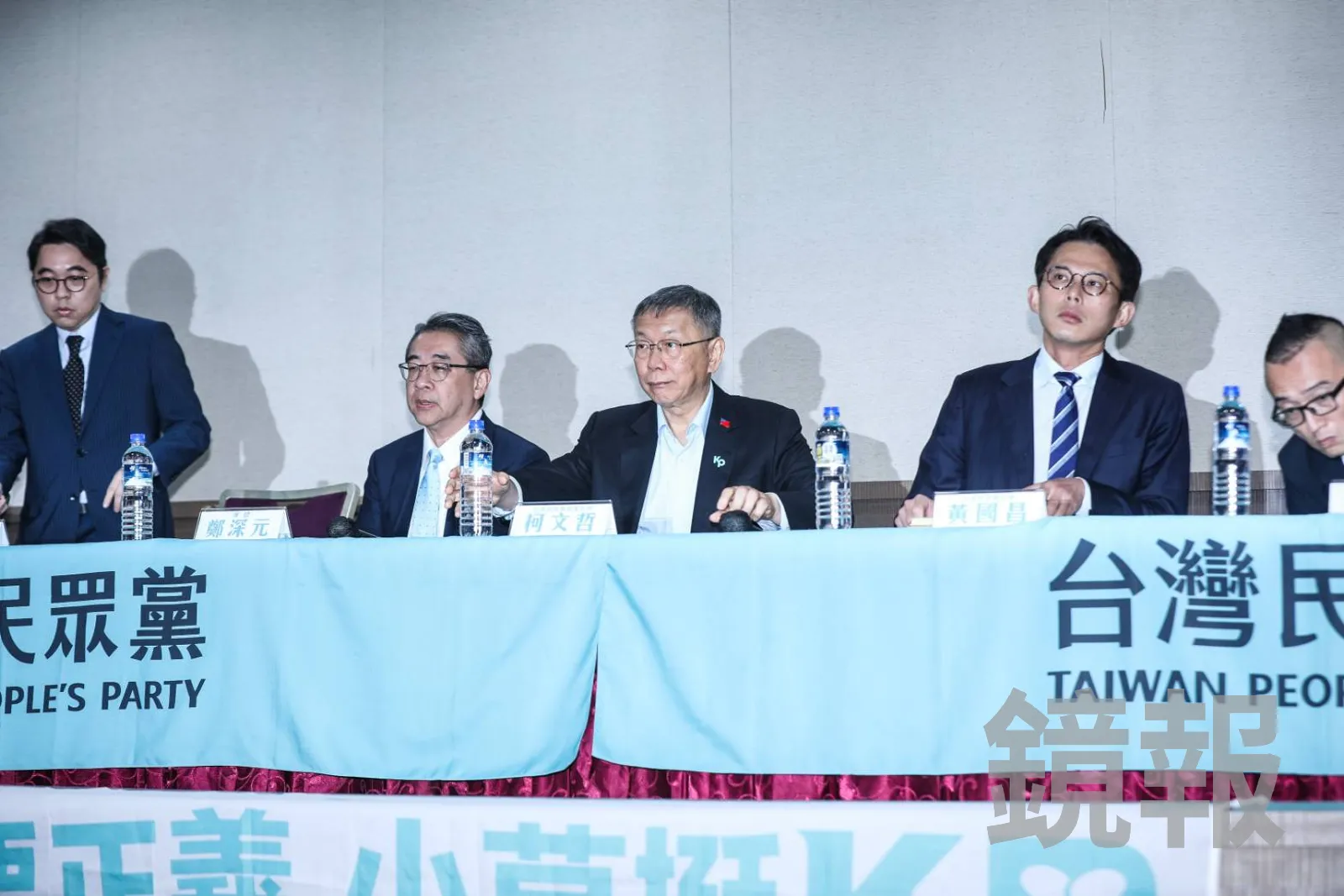 資深媒體人詹凌瑀在臉書轟鄭深元(左2)帶風向轉移焦點。(鏡報鄒保祥)