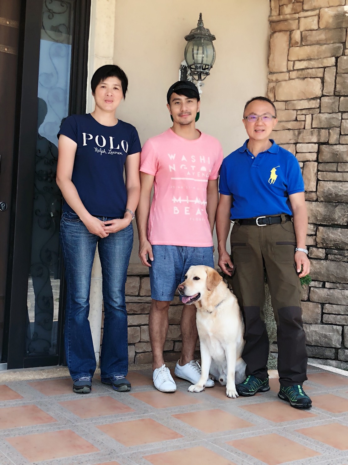 藝人藍心湄、潘若迪、郭彥均(中)及許多企業老闆的愛犬,都曾在該學苑受訓。(讀者提供)