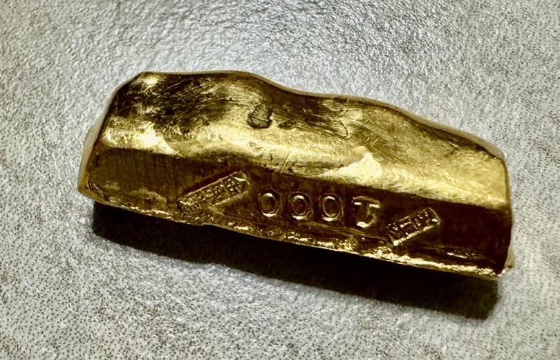 有民眾在臉書社團曬出家中找到的金塊，並提到當年只花10,400元購入。（翻攝自爆廢1公社）