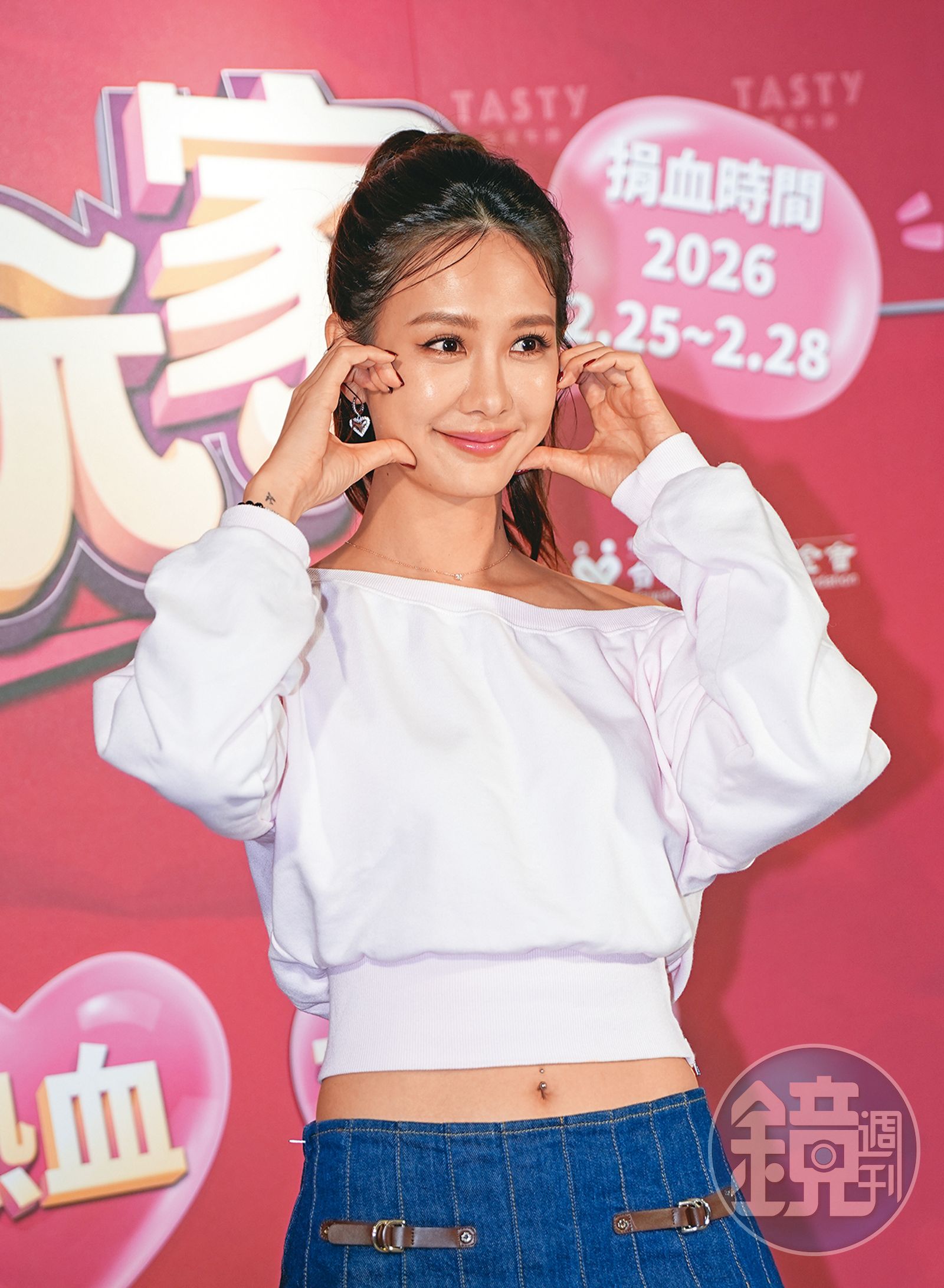 安心亞這平坦小腹出現在年後開工不合理啊！（跺腳氣pupu）