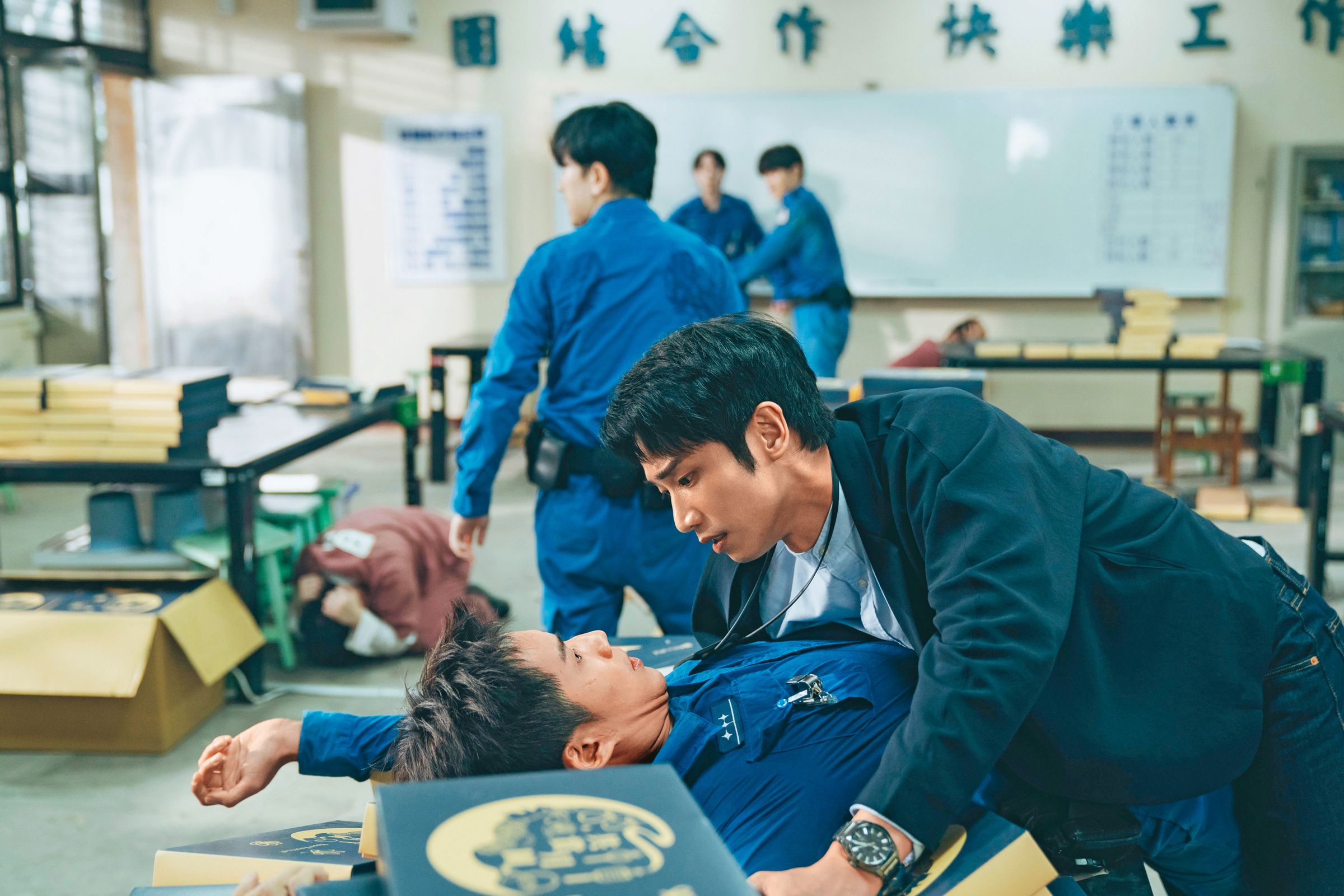 劉以豪(右)在《監所男子囚生記》發現陳澤耀(左)有什麼祕密,但因為是喜劇設定,兩人的互動也擦出奇妙的火花。(愛奇藝國際版、壹壹影業提供)