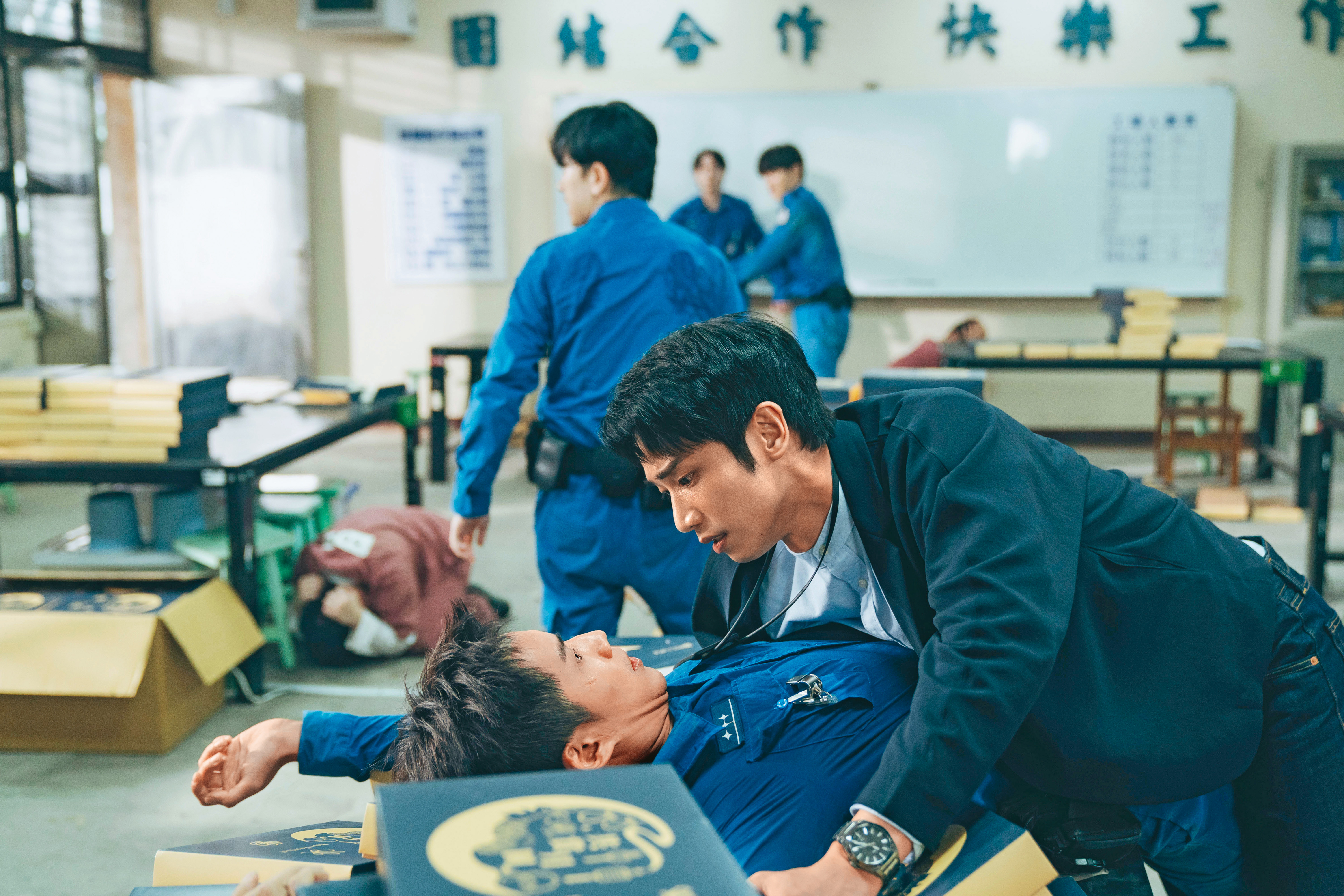 劉以豪（右）在《監所男子囚生記》發現陳澤耀（左）有什麼祕密，但因為是喜劇設定，兩人的互動也擦出奇妙的火花。（愛奇藝國際版、壹壹影業提供）