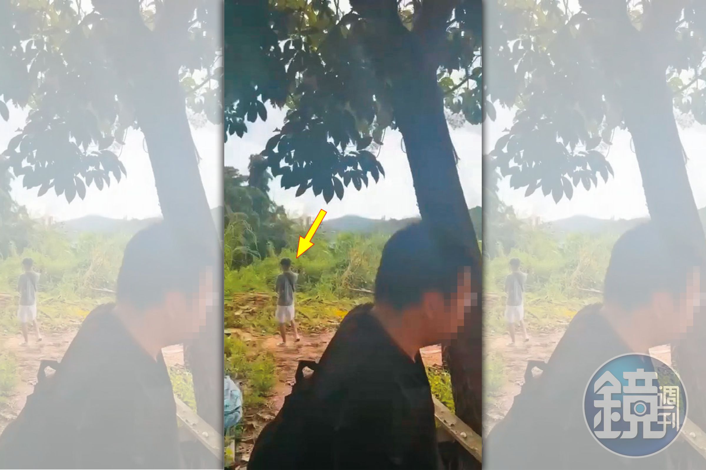 余男抵達泰國後,被載往偏僻山區,並在人蛇集團成員(箭頭處)監控下,被迫搭船偷渡到緬甸。(讀者提供)