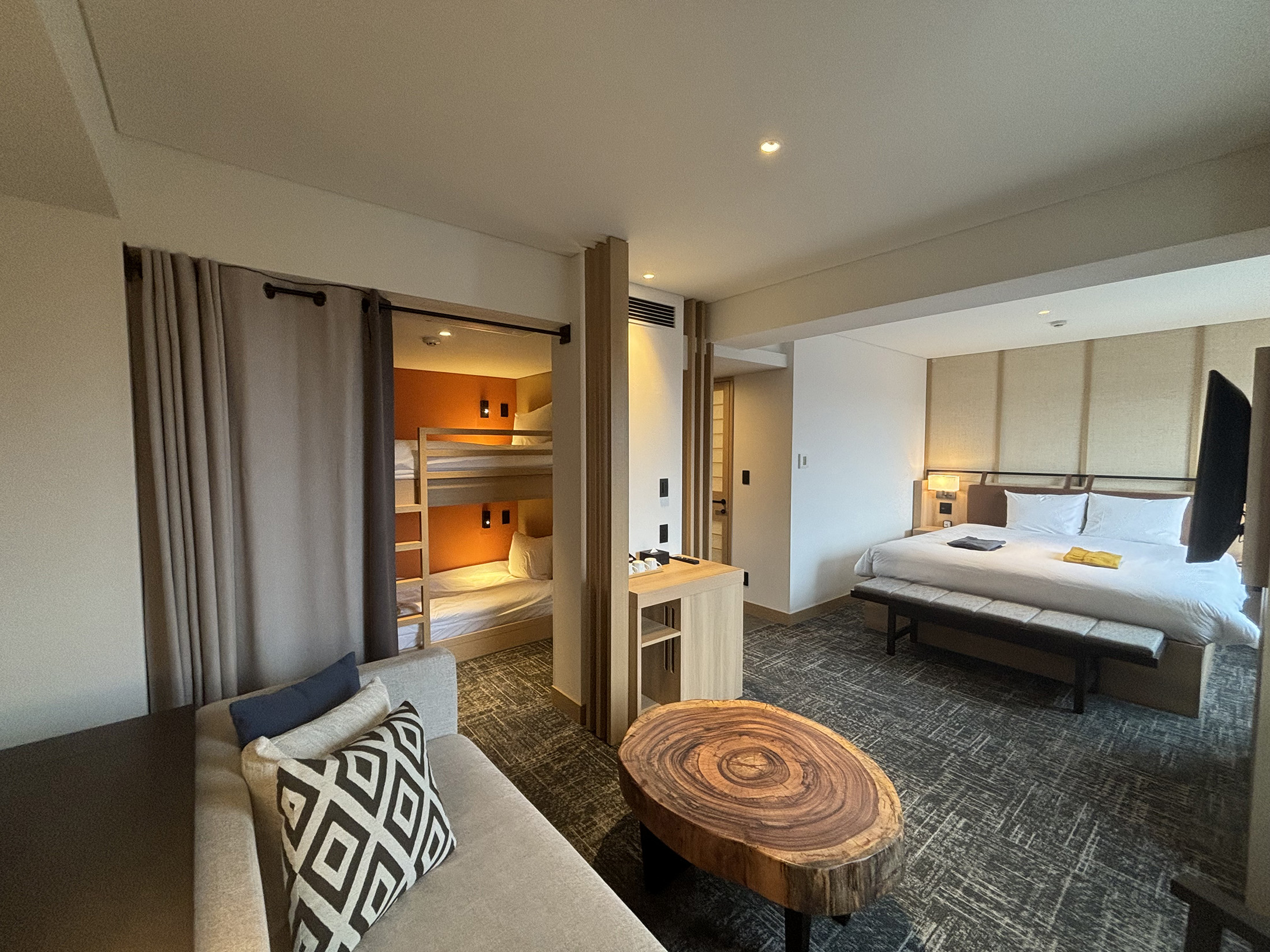 「家庭客房連雙層床」除了一張加大雙人床，還有一間上下鋪客房，讓大人與小朋友都有自己的空間。（Nozo Hotel提供）