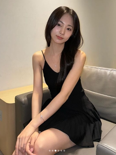 TWICE的台灣成員周子瑜在社群網站上po出配戴「DAMIANI」瑪格麗特系列照片。（翻攝IG thinkaboutzu）