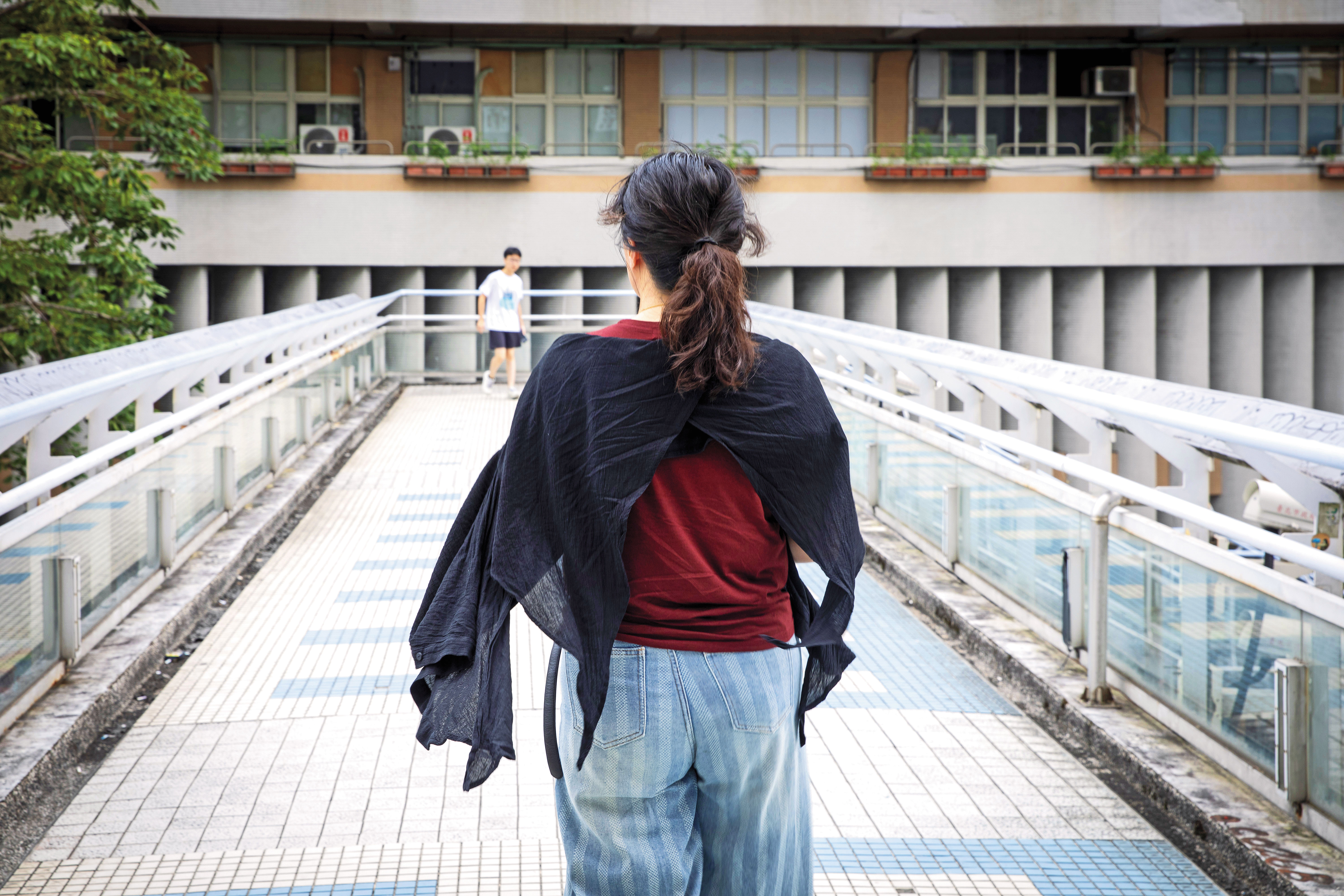 喵麗不認同暴力，也拒絕讓孩子超前學習。她的孩子有ASD特質，正在接受早療，難以參與竹科「內捲式」競爭。她近日選了華德福幼兒園，盼孩子依步調成長。