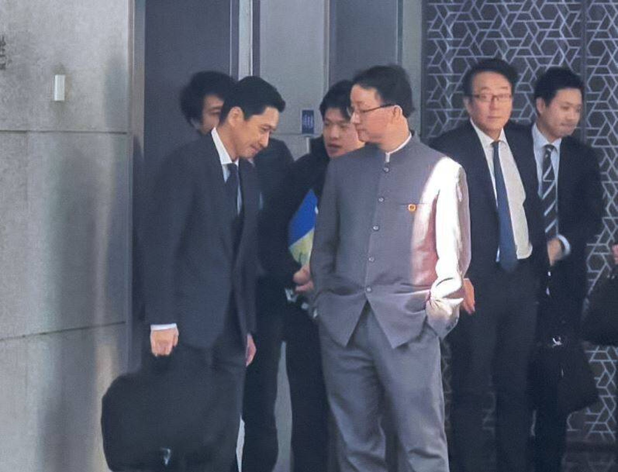 劉勁松（右前）與金井正彰（左前）步出會場時的畫面因拍攝角度引發熱議，遭外界質疑是刻意營造「中強日弱」的外交形象。（翻攝自微博/玉淵譚天）