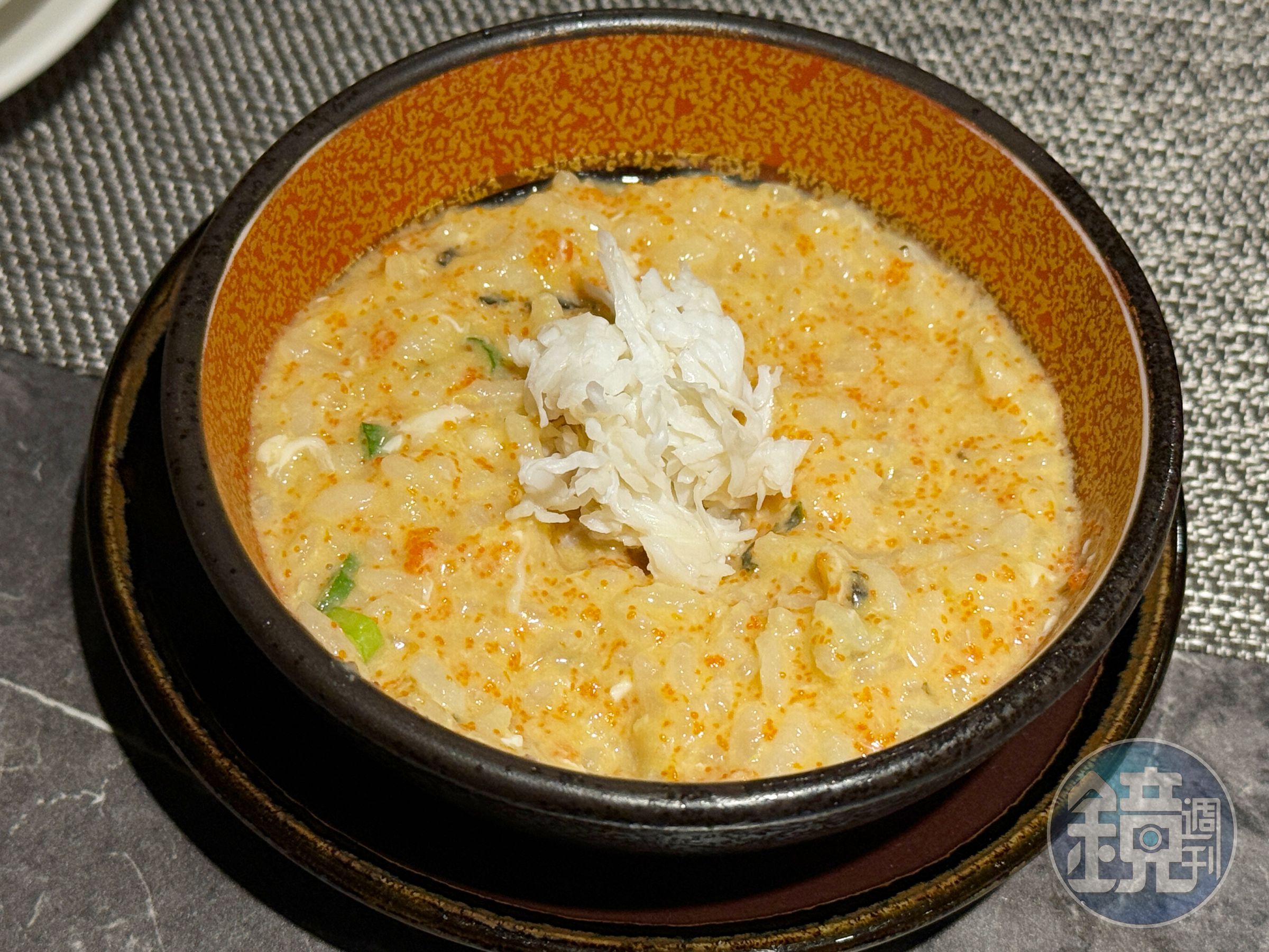 老饕吃法是將「涮煮帝王蟹身」混入蟹膏粥中一起享用。