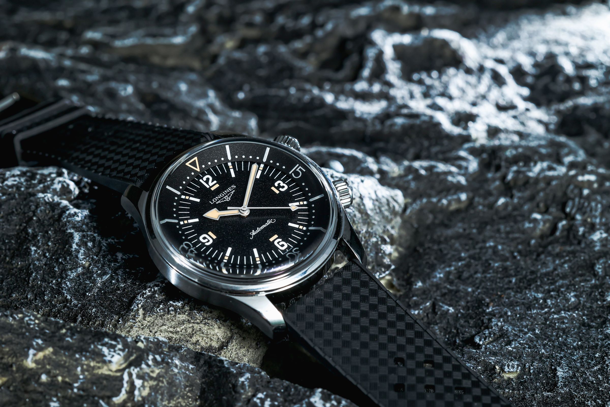Legend Diver 59配上「Tropic」橡膠錶帶，是截然不同的典雅面貌。