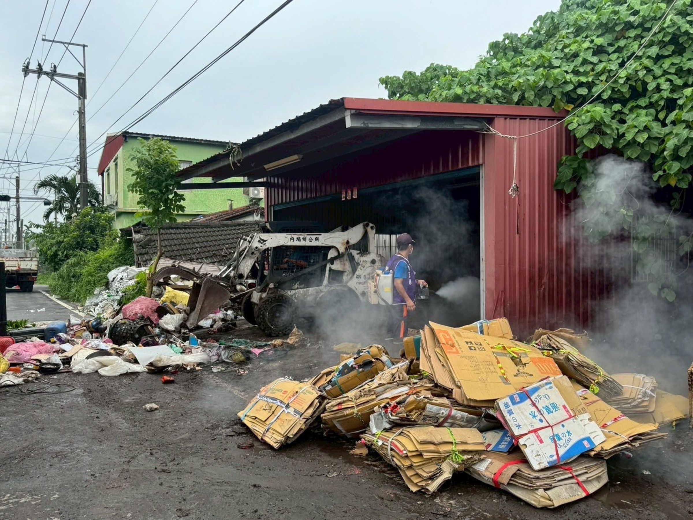 屏東內埔鄉一處民宅變成「米奇屋」,鄉公所出動11人清出13.8噸垃圾。(翻攝鍾慶鎮臉書)