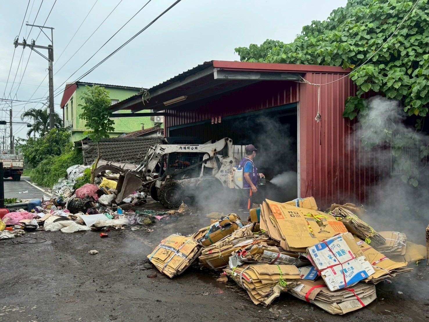 屏東內埔鄉一處民宅變成「米奇屋」，鄉公所出動11人清出13.8噸垃圾。（翻攝鍾慶鎮臉書）