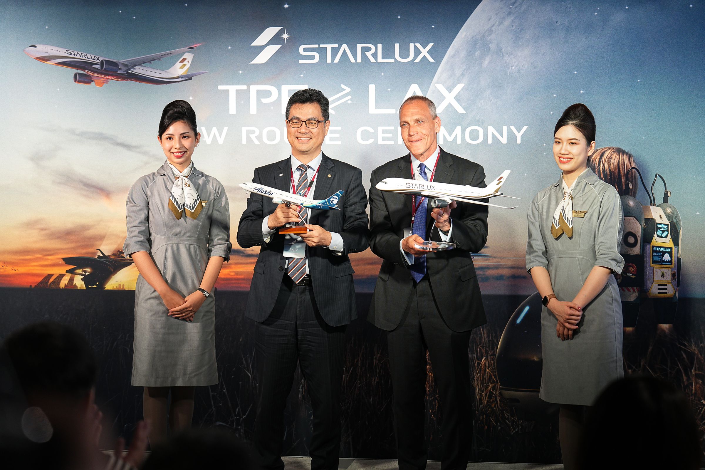 星宇航空自2023年開航台北-洛杉磯航線，即展開與阿拉斯加航空的合作；圖為星宇航空執行長翟健華與阿拉斯加航空資深副總裁Nat Pieper於洛杉磯首航儀式交換飛機模型，象徵雙方合作關係的建立。