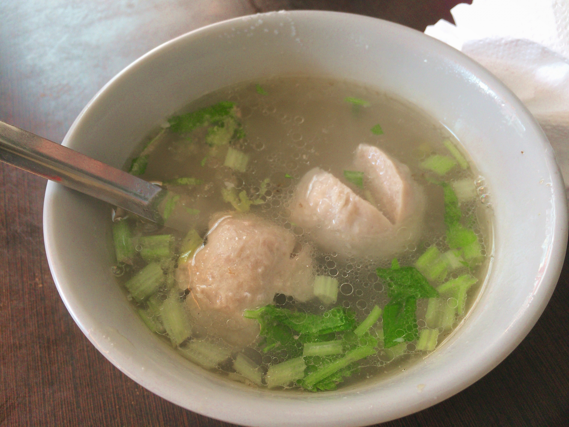 中國浙江一名男子,連續一週飲用貢丸湯感到膝蓋劇烈疼痛,就醫後確診為尿毒症晚期。(翻攝自photo-ac)