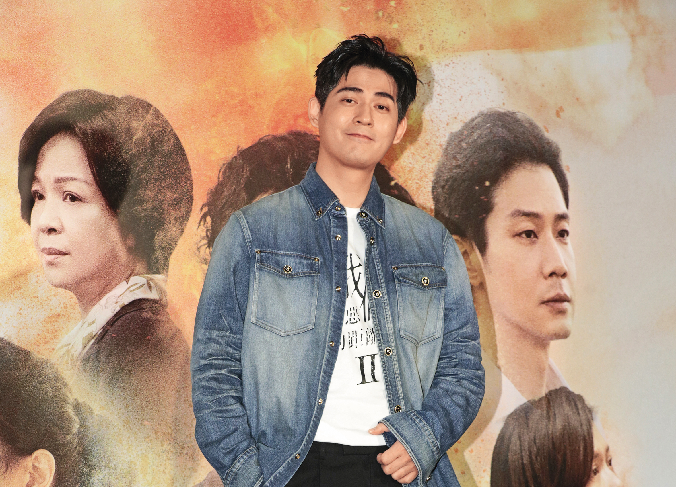 周渝民下戲後鬆弛感十足，一雙迷濛電眼，狀態顯示為已登出。