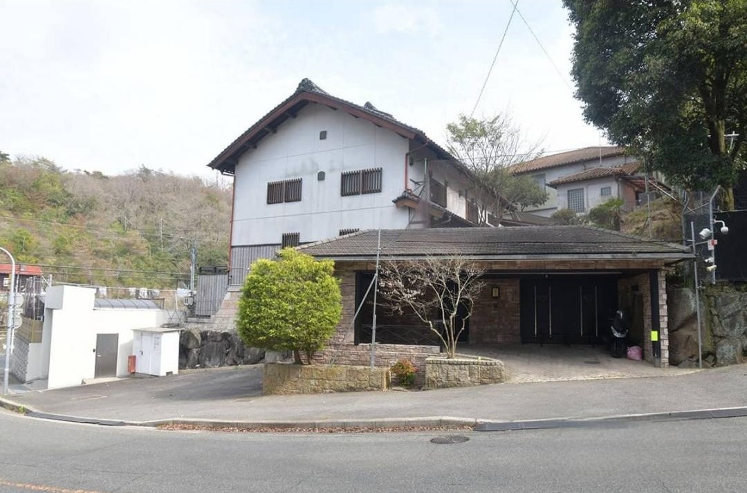 日本黑幫「神戶山口組」組長井上邦雄的豪宅遭到法拍。(翻攝自X@tkzwgrs)