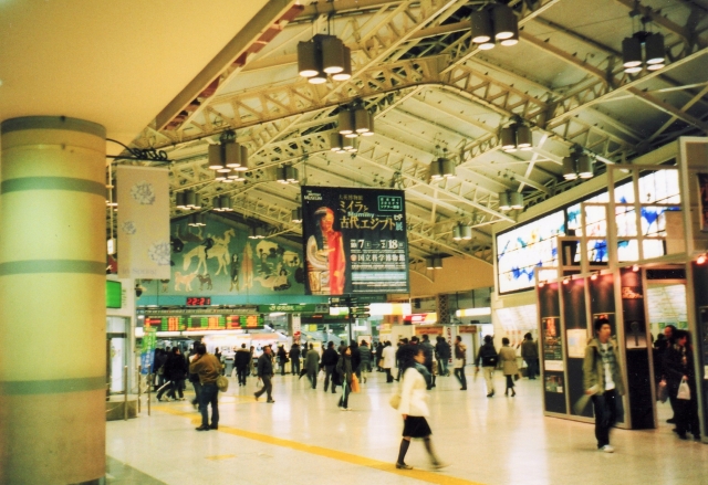 網友觀察日本女生幾乎都不會露腿，經常穿長裙或長褲。（示意圖，photoAC）