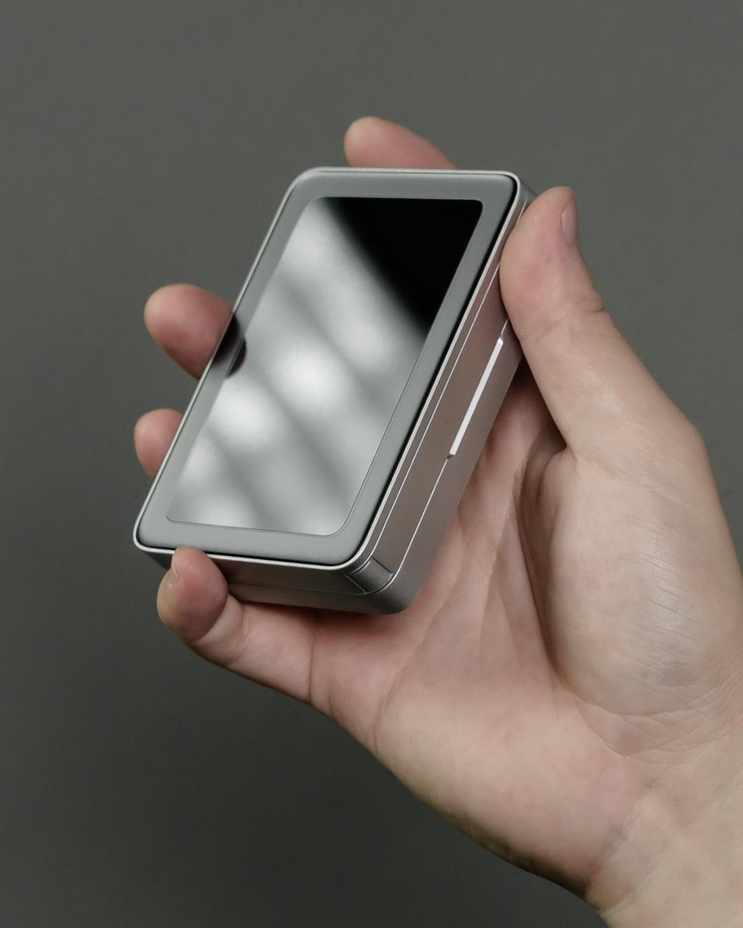 羅蘭稱ZENLET × MINIMUS行動錢包符合自己的極簡美學。(ZENLET提供)
