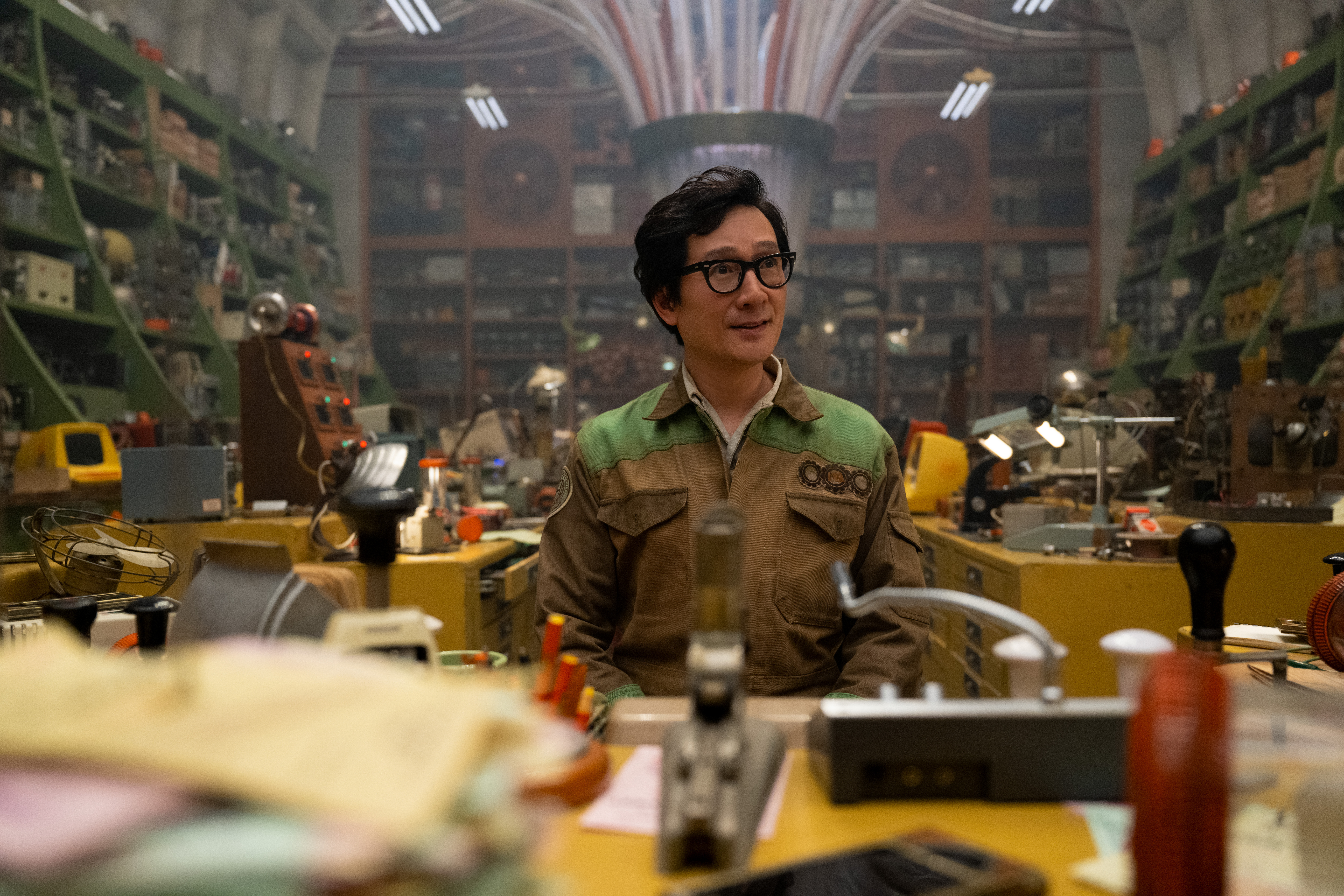 榮獲奧斯卡小金人後，關繼威加入漫威宇宙，在影集《洛基2》中飾演時間變異管理局的維修人員OB。（Disney+提供）