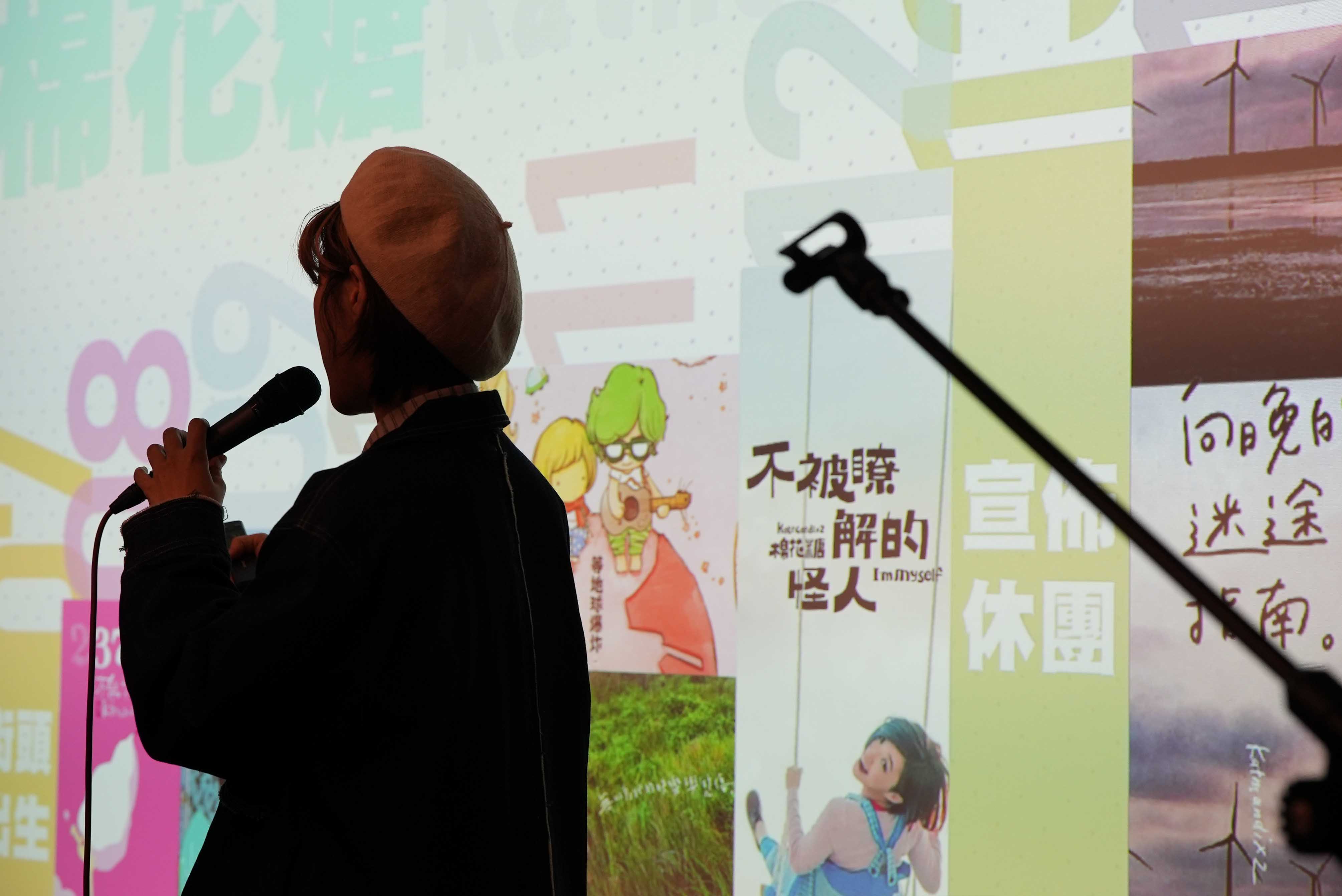 提到創作路上的苦與樂、甜與鹹，小球說：「整個生命歷程都是因為自卑而努力地想證明自我價值！」（1500聲量音創學院提供）