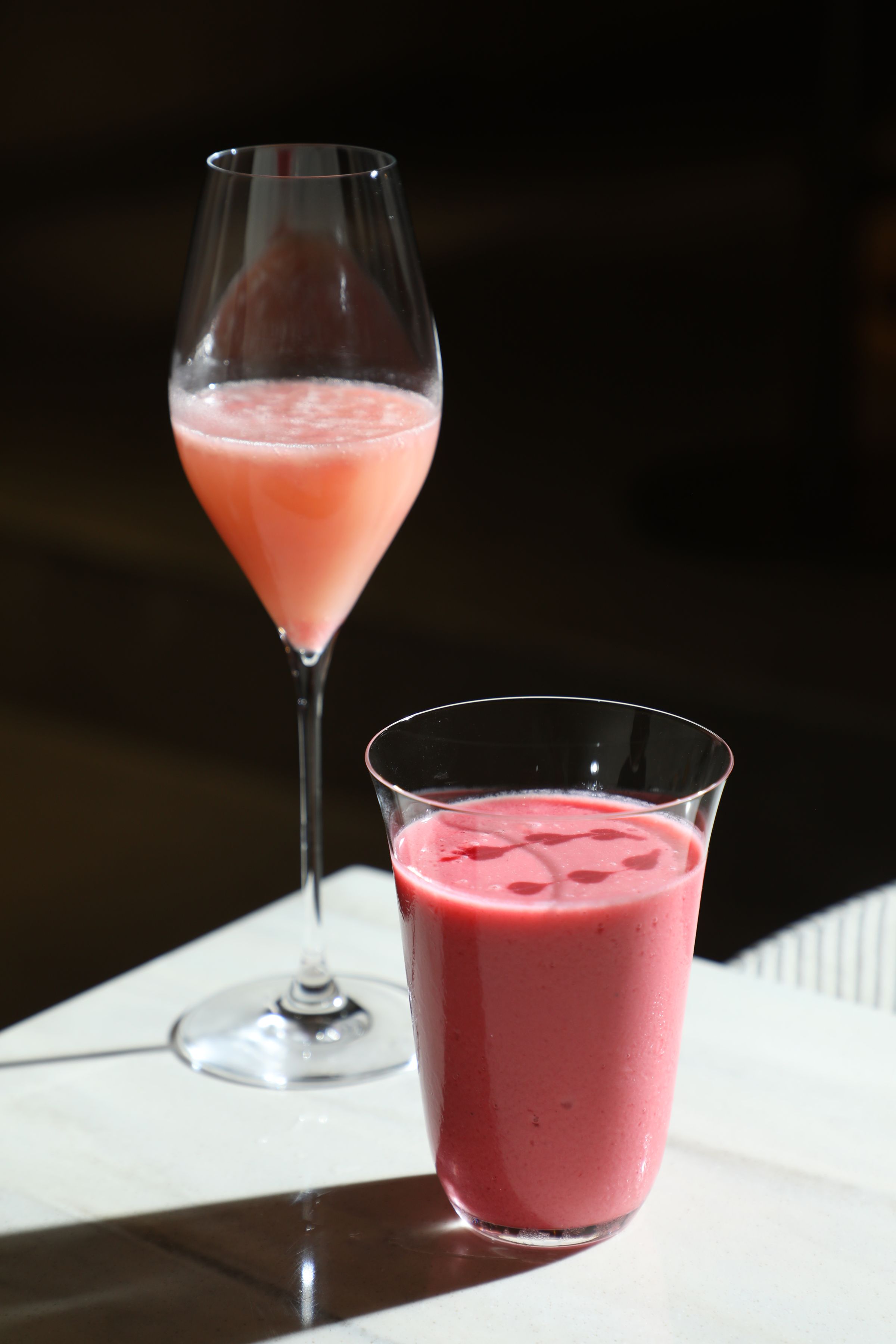 春天適合來杯粉嫩調酒「Bellini, Prosecco, Peach」（後）或無酒精的鮮打果昔「Grape, raspberry, osmanthus, honey, yogurt」（前）。（皆300元／杯）