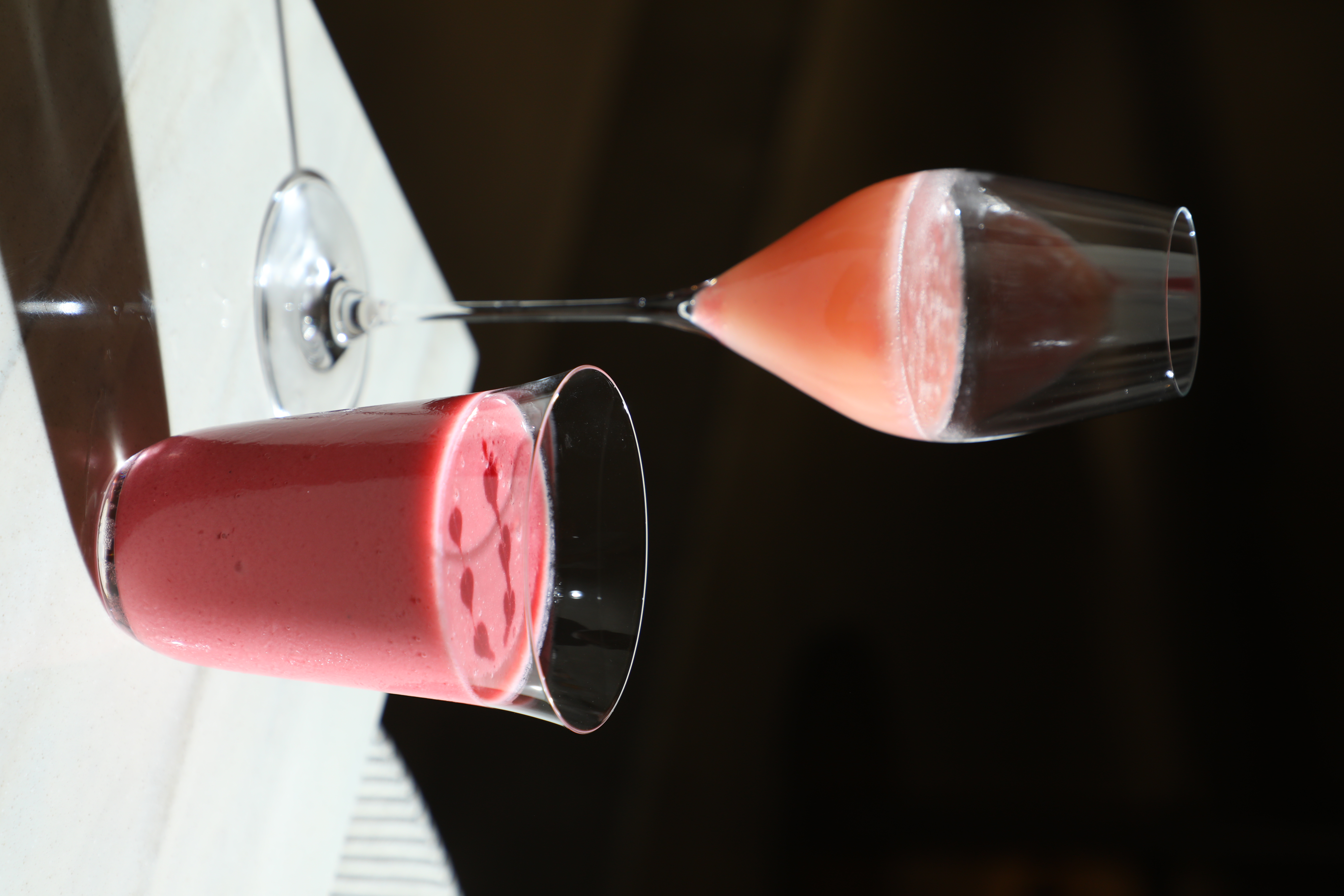春天適合來杯粉嫩調酒「Bellini, Prosecco, Peach」（後）或無酒精的鮮打果昔「Grape, raspberry, osmanthus, honey, yogurt」（前）。（皆300元／杯）