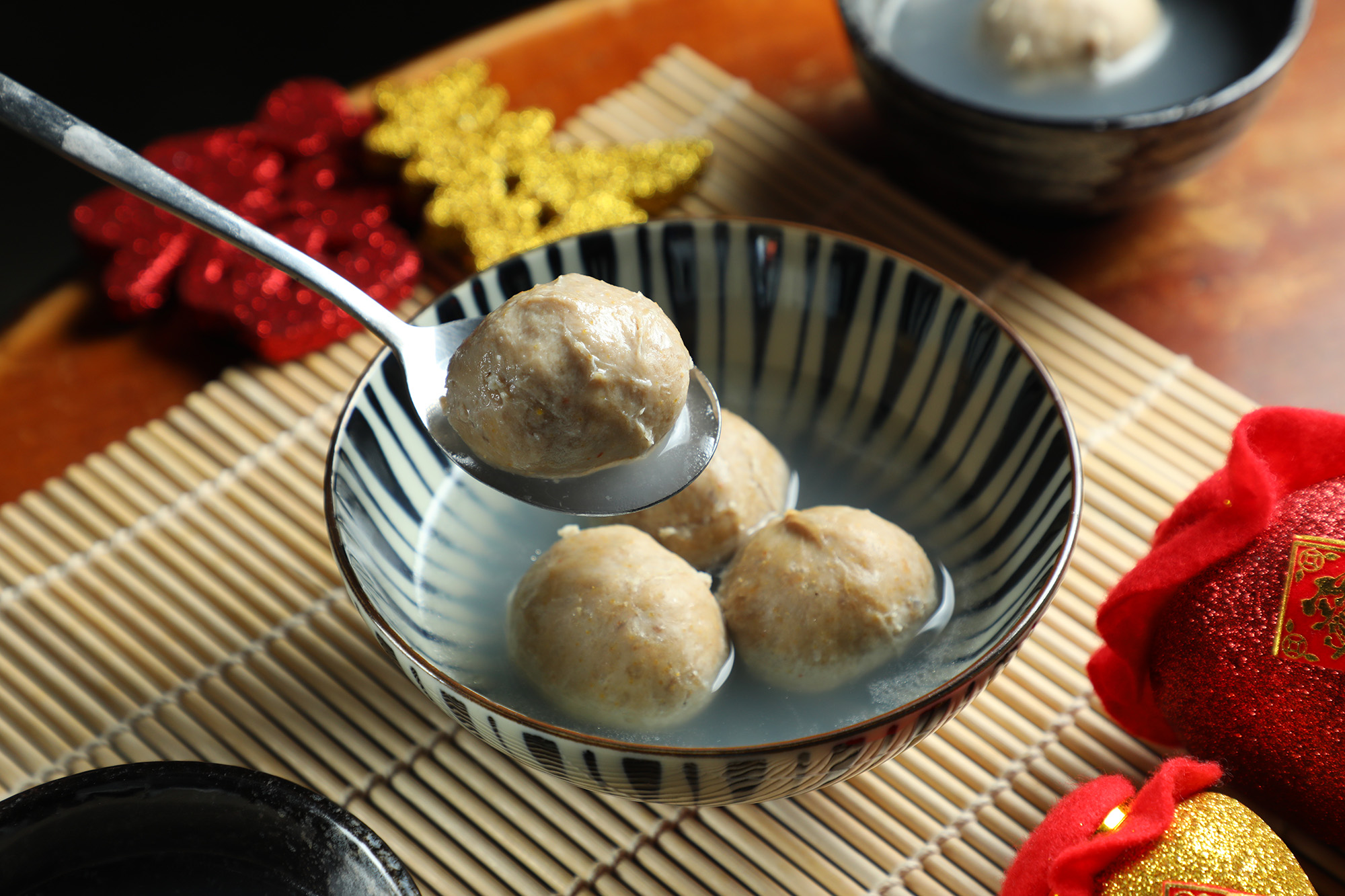今年林家與新竹海瑞貢丸合作推出新品「烏魚子貢丸」。（300元／包，300公克）